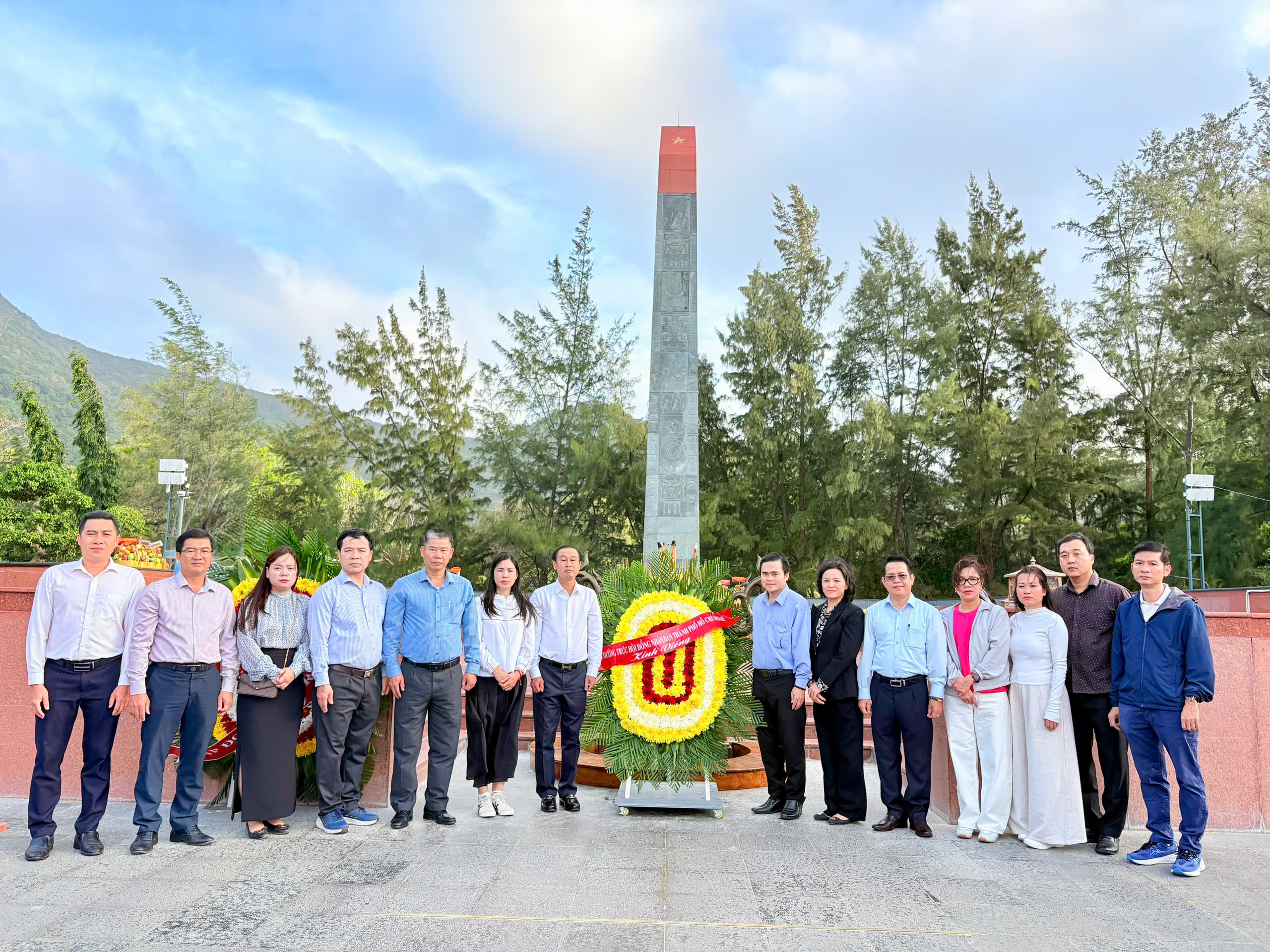 Phó Chủ tịch HĐND TP.HCM Huỳnh Thanh Nhân dự Lễ giỗ Anh hùng LLVTND Võ Thị Sáu, dự khánh thành “Đường cờ Tổ quốc - Đường hoa Côn Đảo” và thăm gia đình chính sách tại Côn Đảo