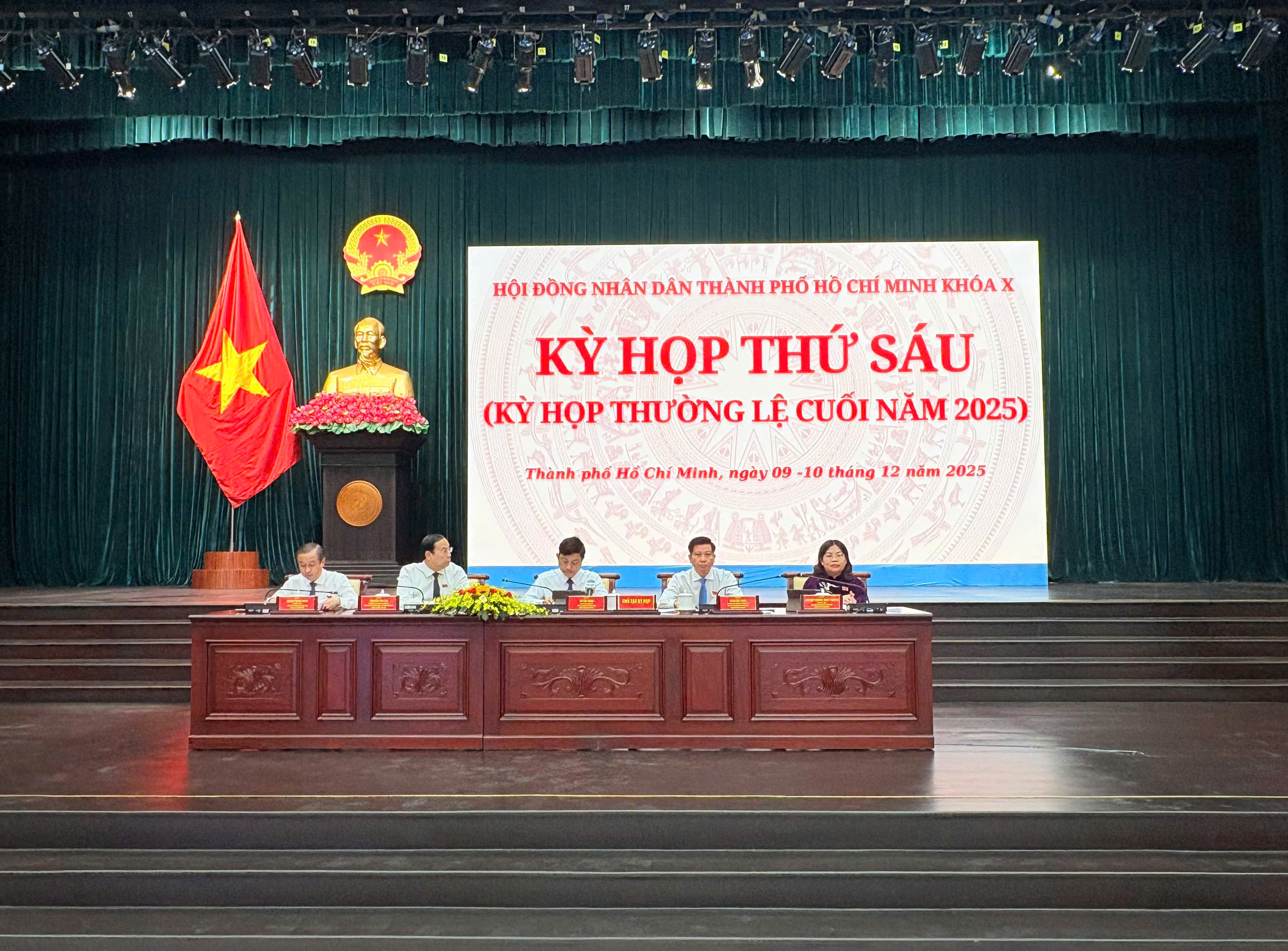 Phiên chất vấn tại Kỳ họp thứ 6 HĐND Thành phố diễn ra sôi nổi, thẳng thắn và trách nhiệm 