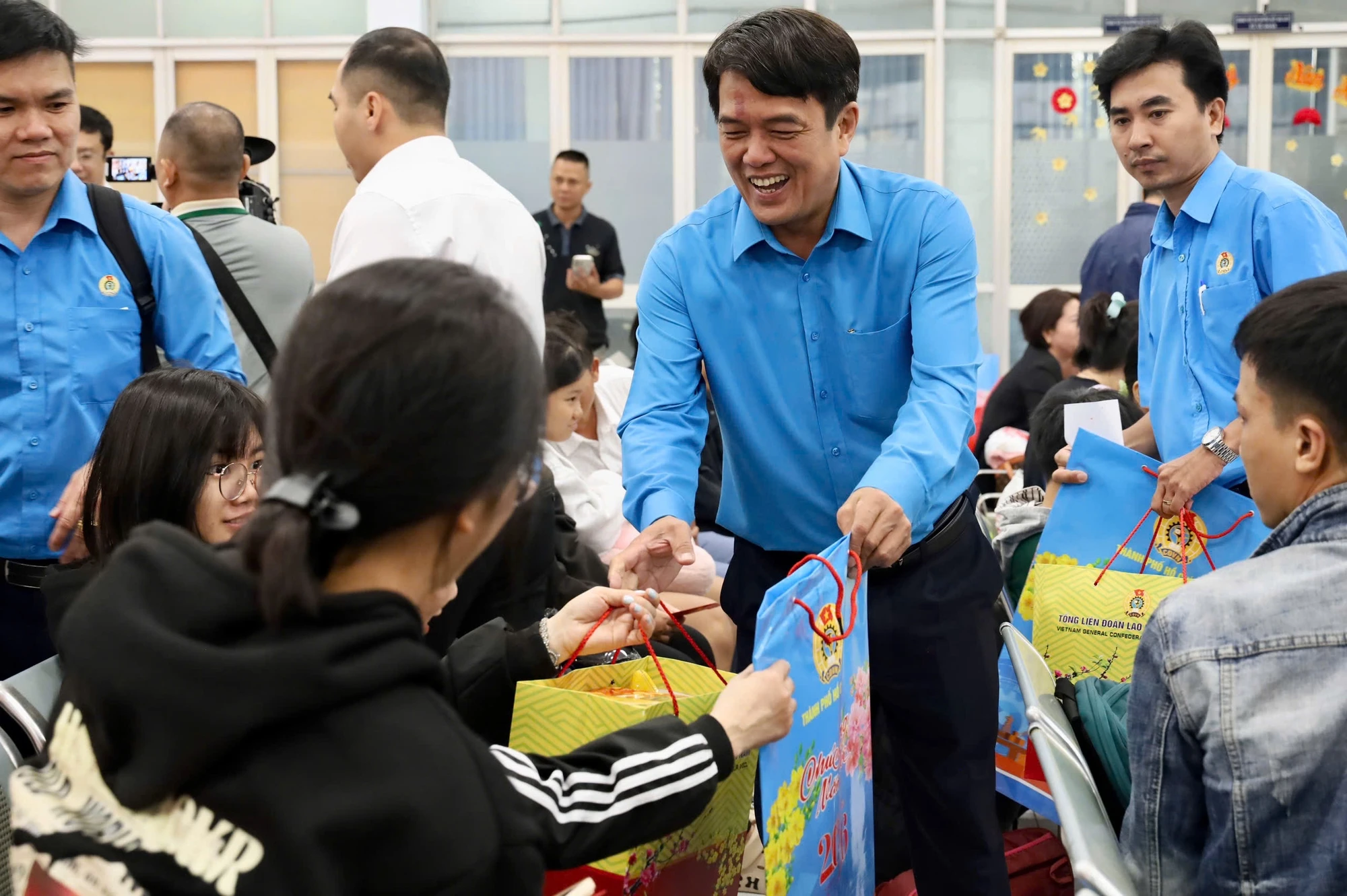 Chăm lo cho người lao động: Từ ‘cao điểm’ sang ‘thường xuyên’