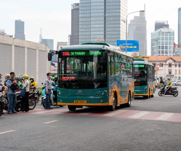 TP.HCM đề xuất thí điểm xe buýt nhỏ đón khách theo nhu cầu