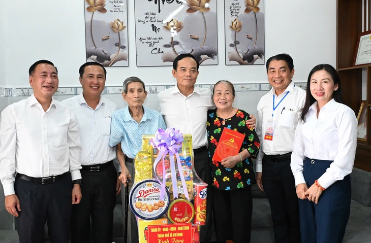 Bí thư Thành ủy TP.HCM Trần Lưu Quang thăm gia đình chính sách tại Côn Đảo