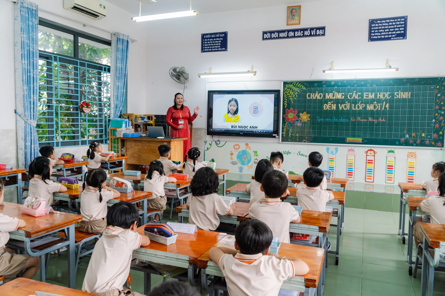 Học sinh ở TP.HCM háo hức tựu trường, làm quen AI ngay từ lớp 1