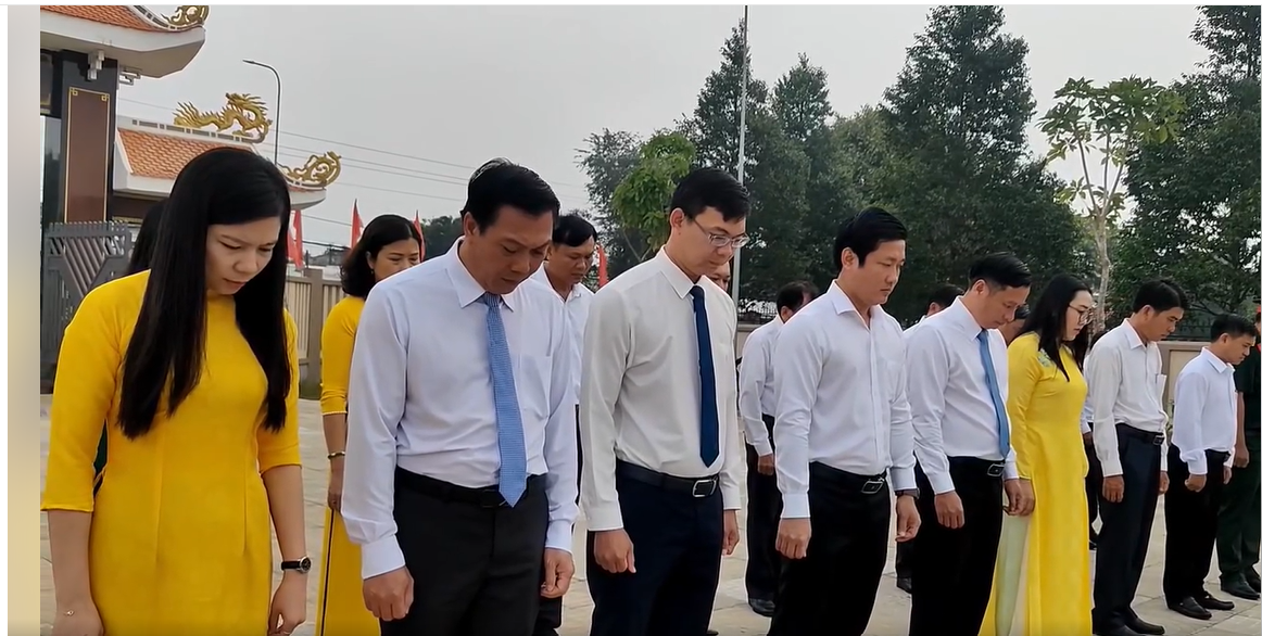 XÃ KIM LONG TỔ CHỨC LỄ VIẾNG TẠI CÁC CÔNG TRÌNH GHI CÔNG LIỆT SĨ TRƯỚC THỀM KỲ HỌP THỨ NHẤT - HỘI ĐỒNG NHÂN DÂN XÃ KIM LONG KHÓA II, NHIỆM KỲ 2026 - 2031