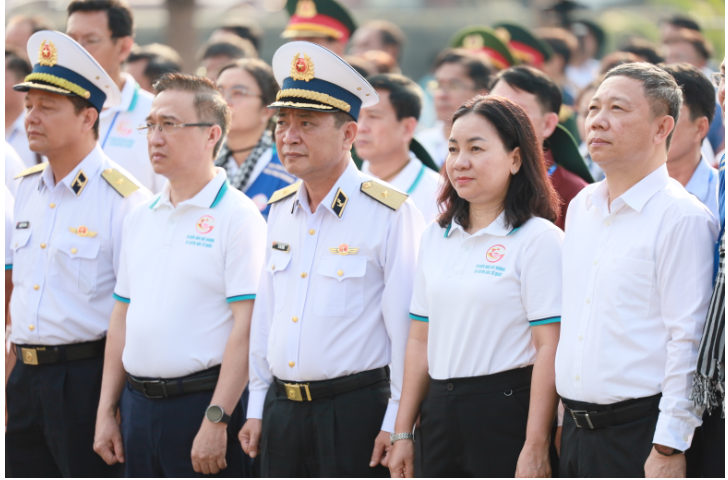 Đoàn đại biểu TPHCM lên đường thăm Trường Sa và Nhà giàn DK1