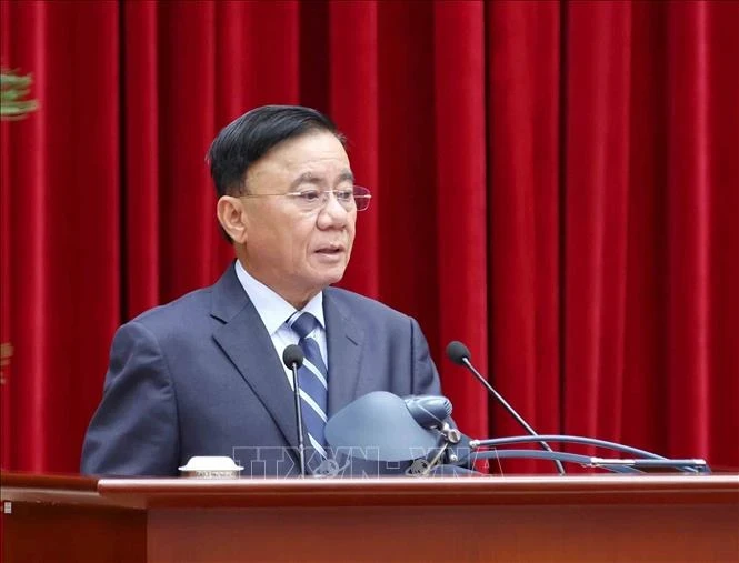 Bộ Chính trị: Tiếp tục hoàn thiện chính sách đãi ngộ, chế độ tiền lương cho cán bộ, công chức