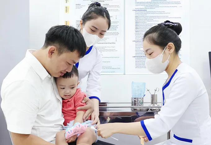 TPHCM: Nhiều phụ huynh đưa trẻ tiêm vaccine phòng bệnh tay chân miệng