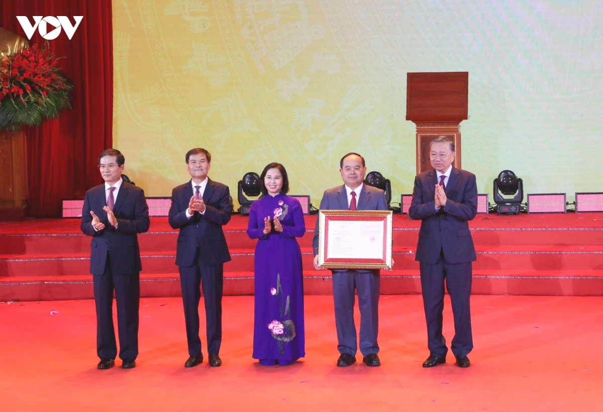 Tổng Bí thư, Chủ tịch nước Tô Lâm trao nghị quyết thành lập thành phố Quảng Ninh