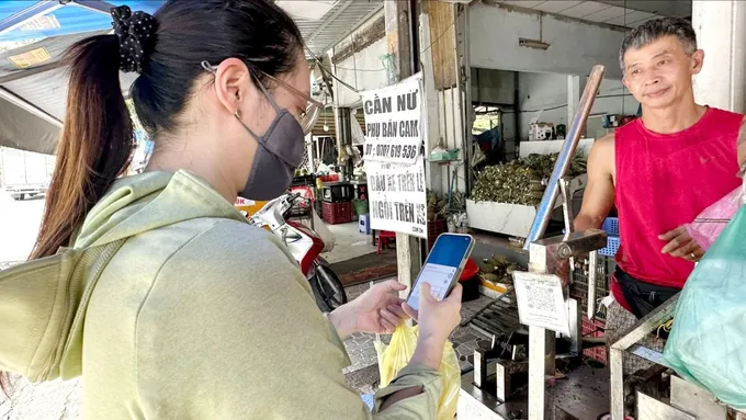 Xã, phường đẩy mạnh vận động thanh toán điện tử: Quét mã QR dần thay tiền mặt