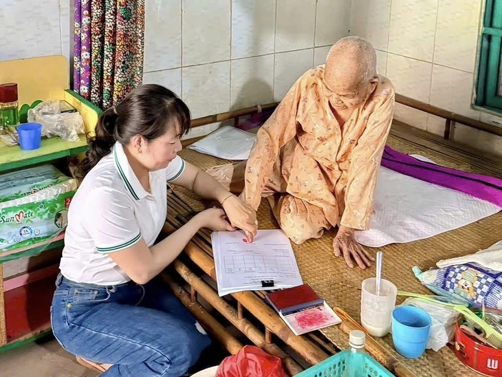 Công chức xã ở TP.HCM đến tận nhà chứng thực chữ ký cho người dân