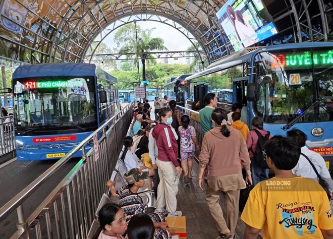 Bí thư Thành ủy TPHCM: Khách đi xe buýt tăng 49% góp phần giảm kẹt xe, ô nhiễm