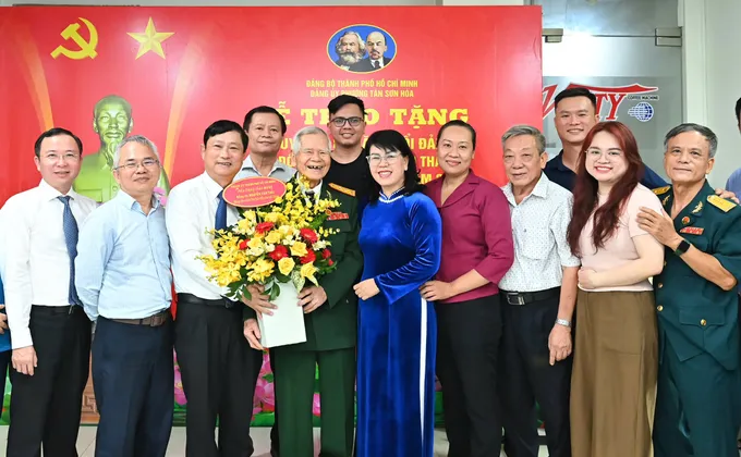 TPHCM: Gần 24.100 đảng viên nhận Huy hiệu Đảng đợt ngày 2-9-2026