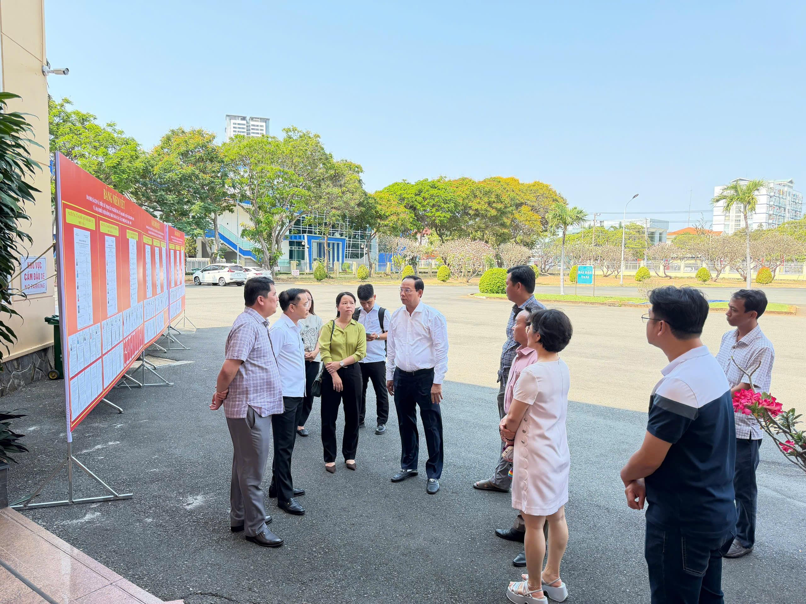 Lãnh đạo HĐND Thành phố khảo sát công tác chuẩn bị bầu cử tại các khu vực bỏ phiếu sớm