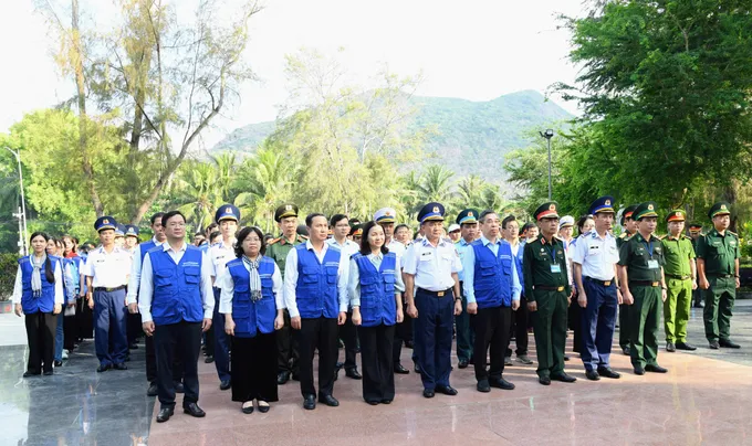 Lãnh đạo TPHCM dâng hương tưởng nhớ các Anh hùng liệt sĩ tại đặc khu Côn Đảo