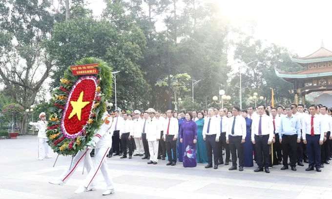 Lãnh đạo TPHCM dâng hương, dâng hoa các Anh hùng liệt sĩ