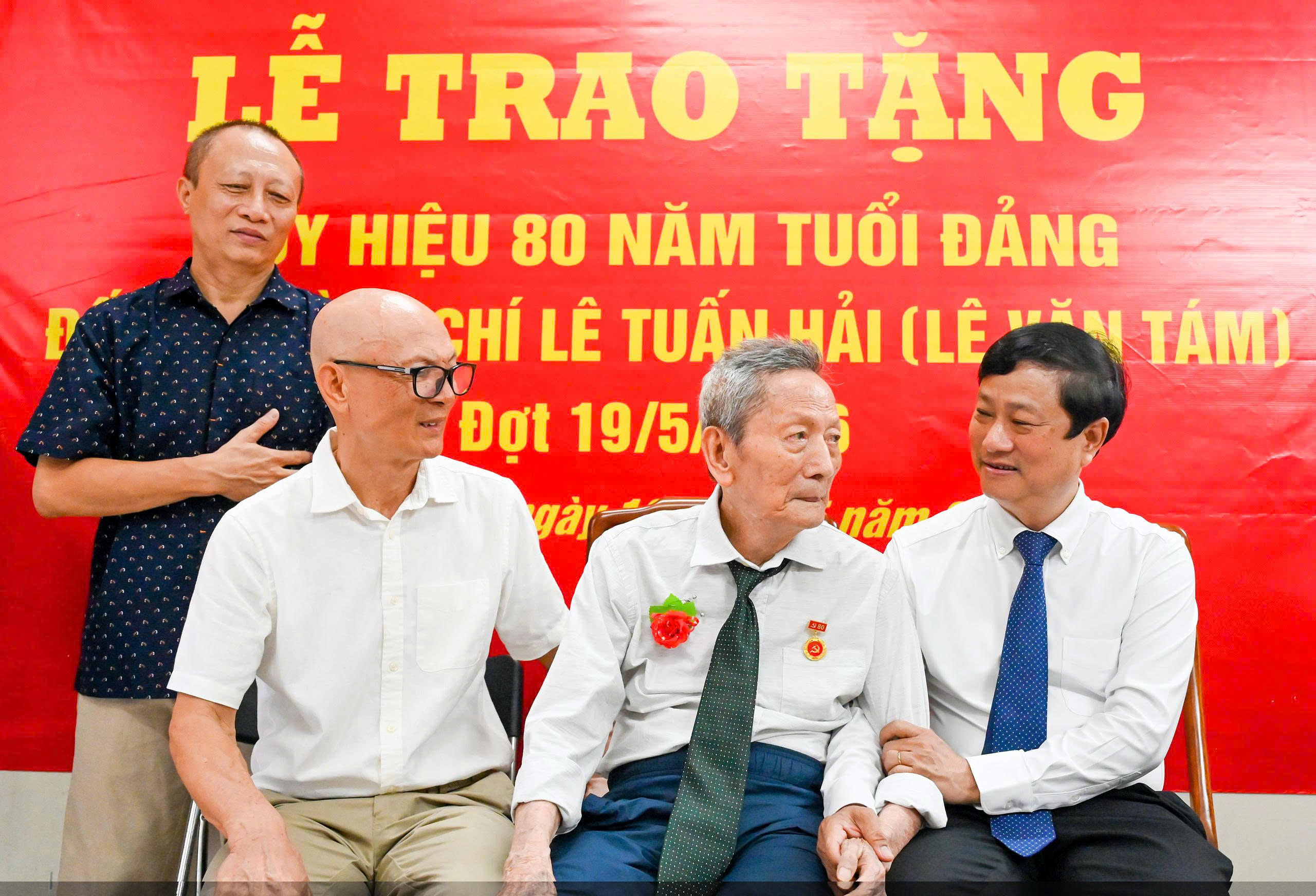 Trao Huy hiệu 80 năm tuổi Đảng đến đảng viên phường Đức Nhuận