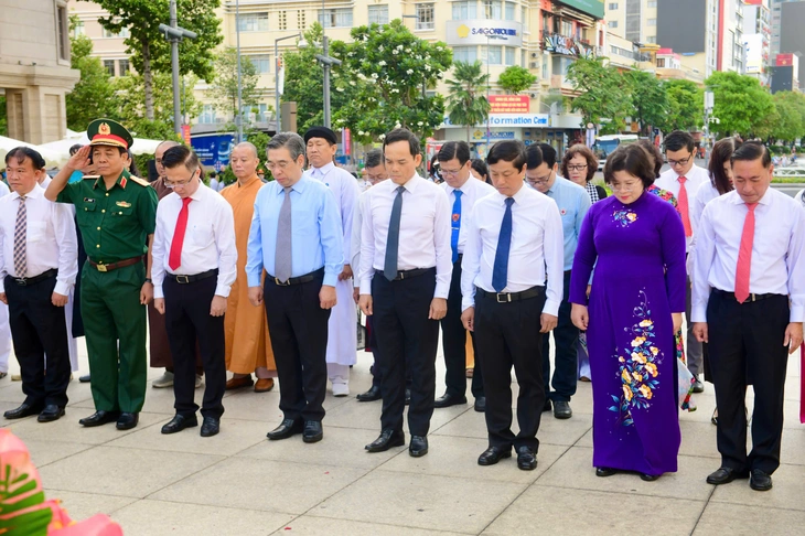 Bí thư Trần Lưu Quang cùng đoàn đại biểu TP.HCM dâng hoa tưởng niệm Chủ tịch Hồ Chí Minh