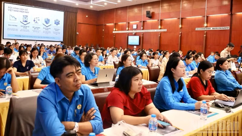 Tập huấn công tác dân số và chăm lo cho nữ công nhân mắc bệnh hiểm nghèo