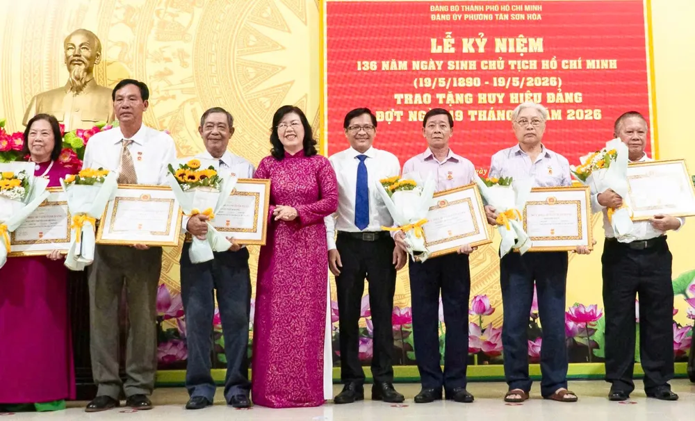 Phường Tân Sơn Hòa trao Huy hiệu Đảng đến các đảng viên