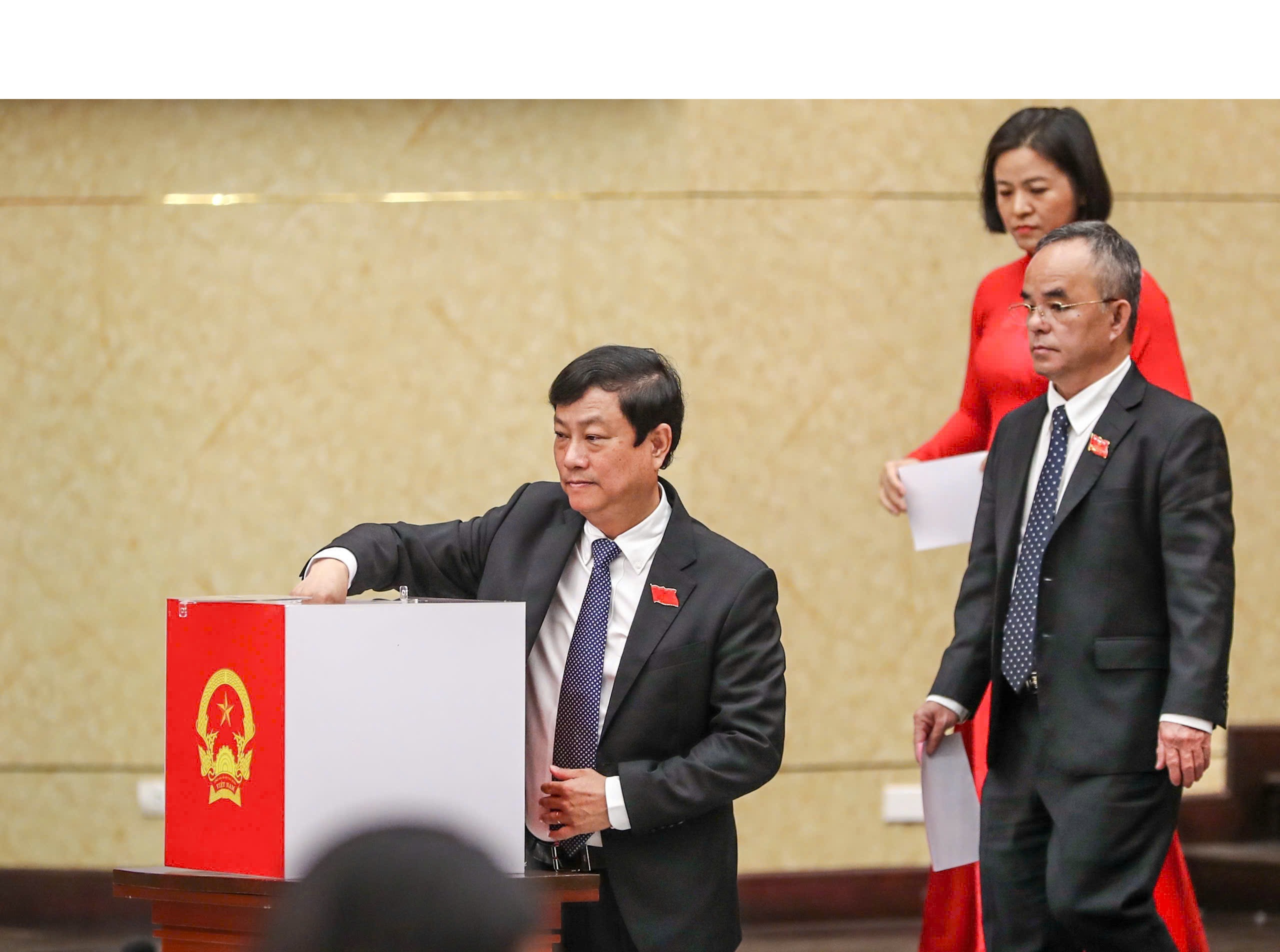 BỆ ĐỠ THỂ CHẾ CHO SIÊU ĐÔ THỊ VƯƠN MÌNH