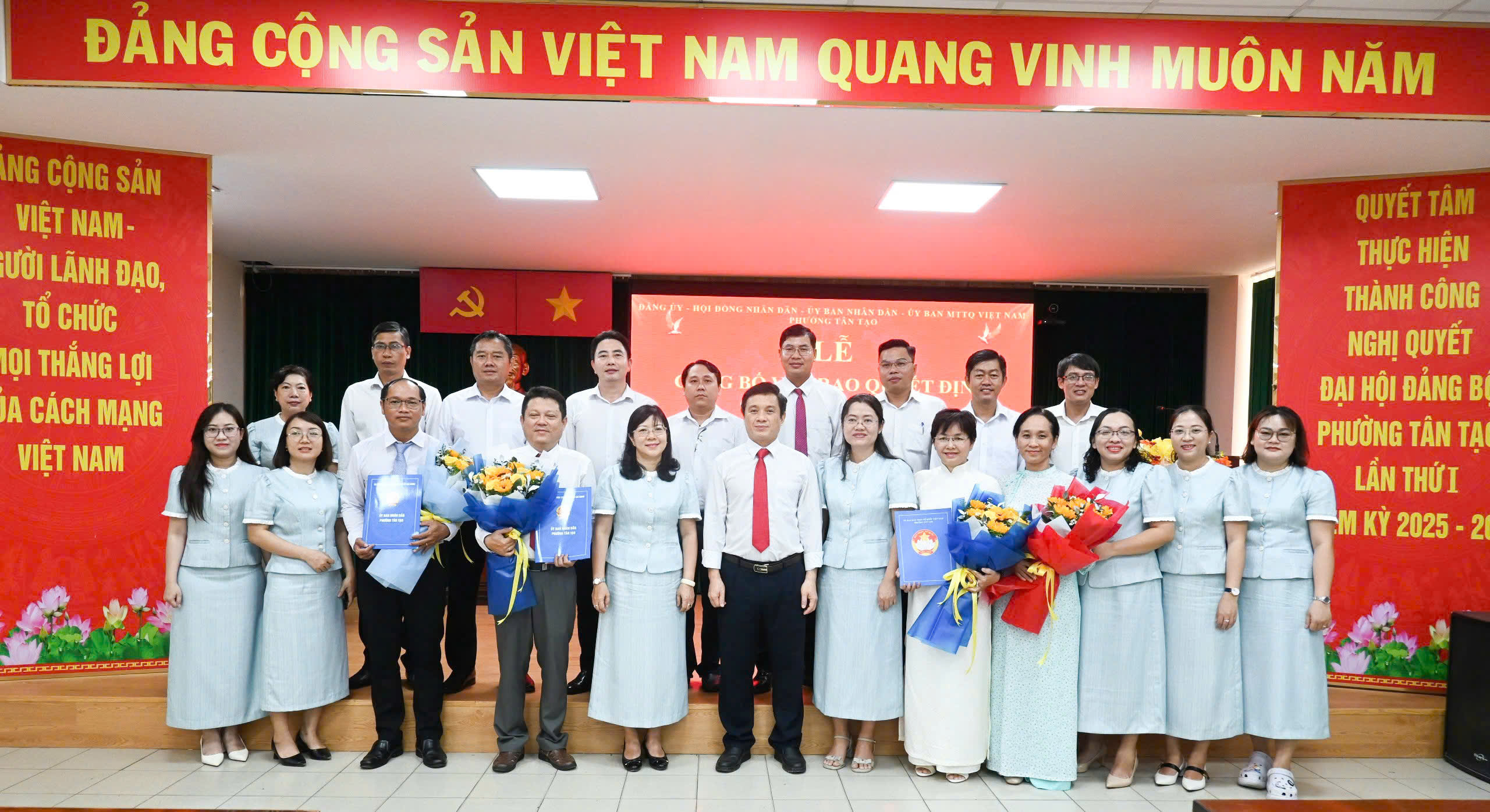 PHƯỜNG TÂN TẠO CÔNG BỐ VÀ TRAO QUYẾT ĐỊNH VỀ CÔNG TÁC CÁN BỘ