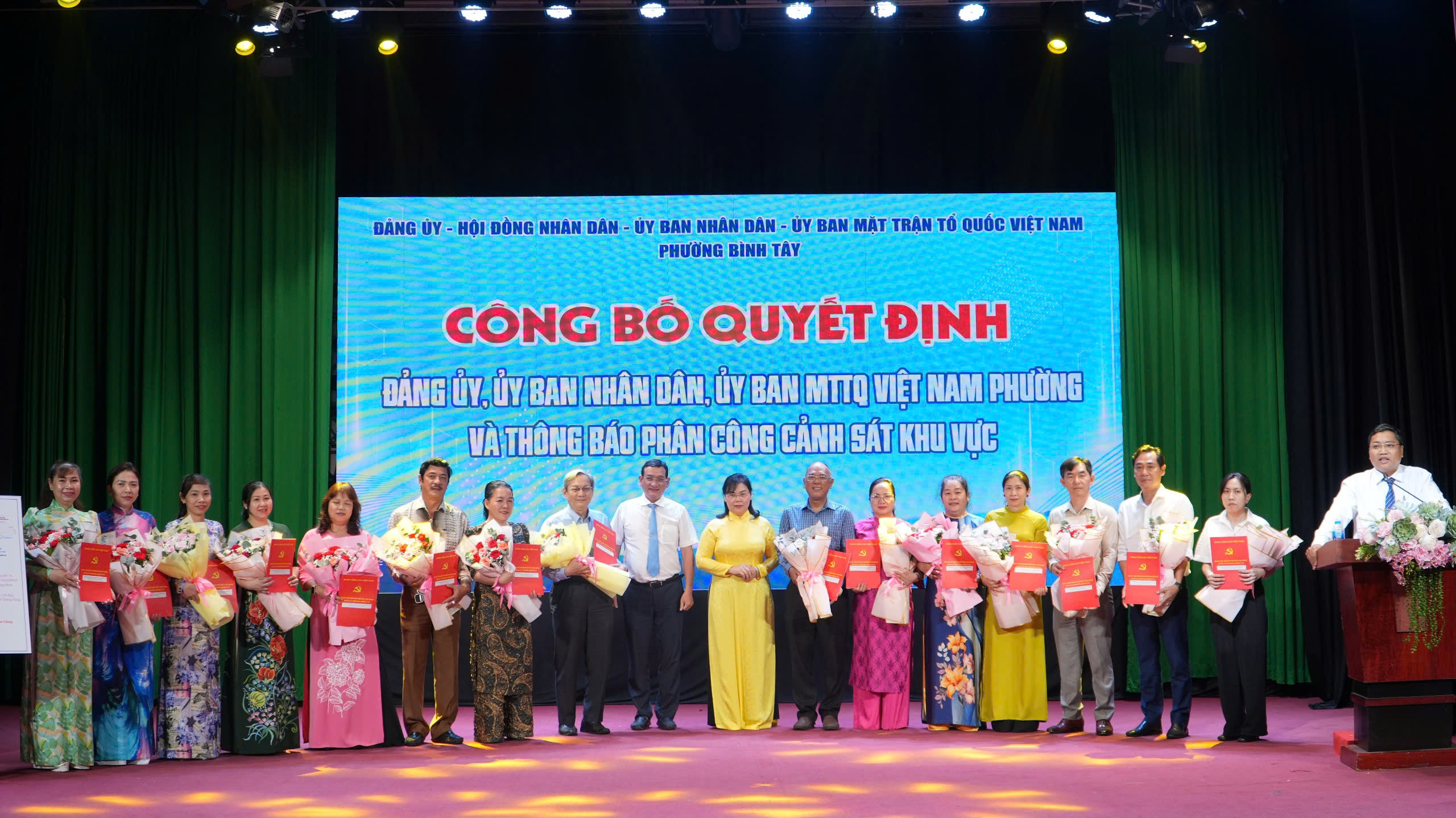 Bình Tây tổ chức Lễ công bố Nghị quyết sắp xếp, tổ chức lại khu phố