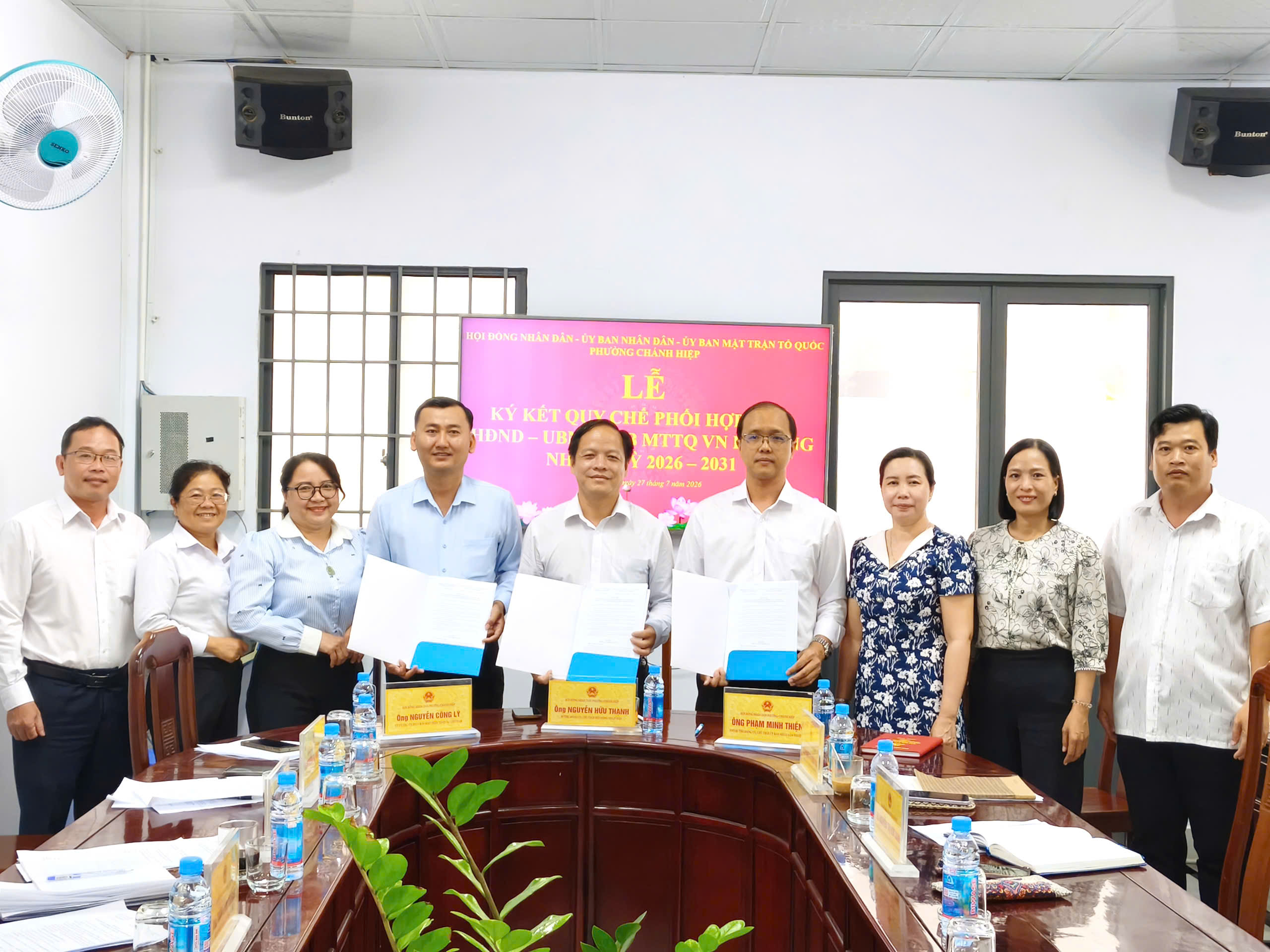 Thường trực HĐND phường Chánh Hiệp họp giao ban, xem xét nhiều nội dung quan trọng và ký kết Quy chế phối hợp giữa ba cơ quan