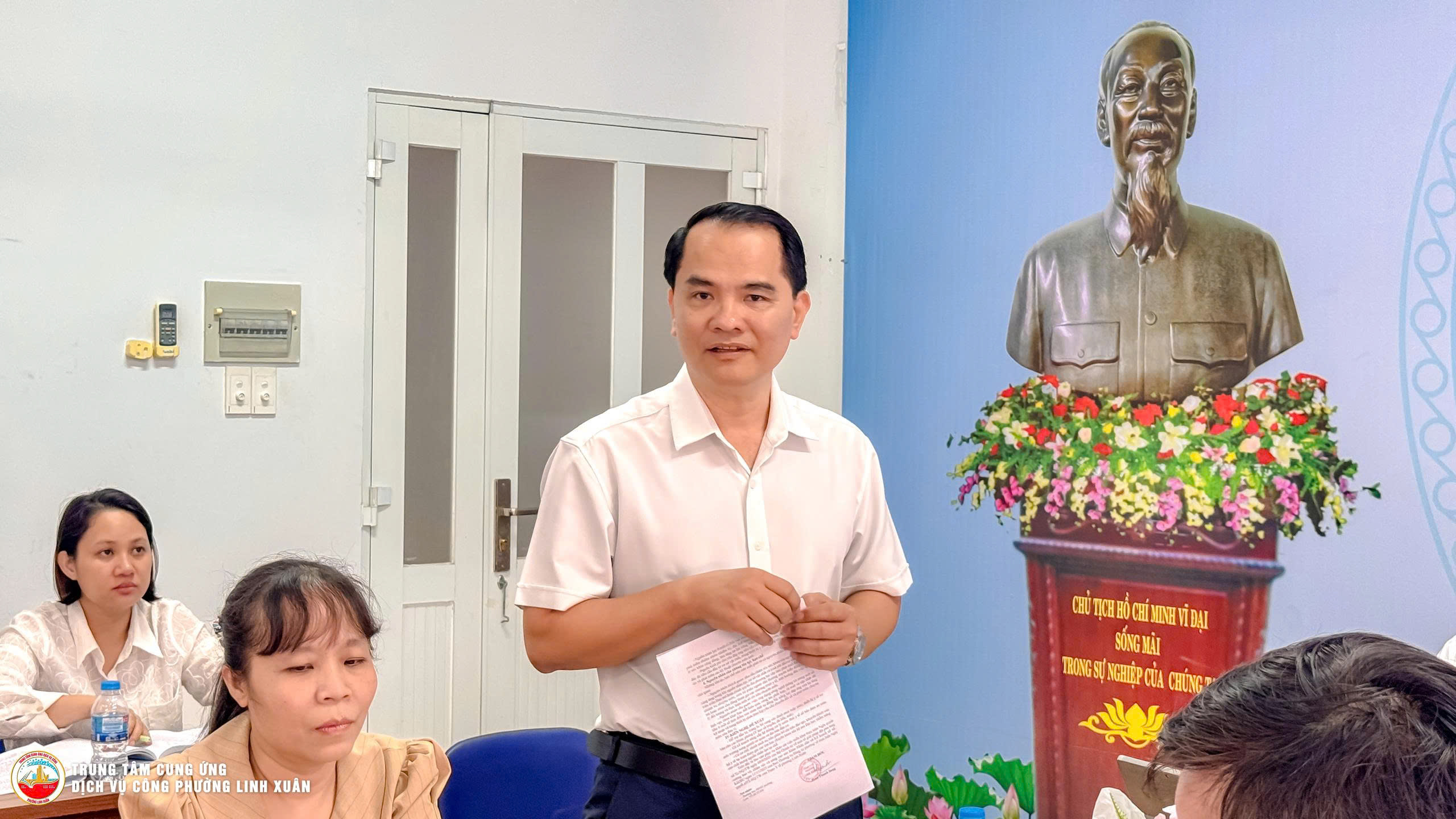 Ông Trần Thanh Sang, Giám đốc Trạm Y tế phường Linh Xuân, báo cáo kết quả triển khai thực hiện Nghị quyết số 72-NQ/TW và Kế hoạch số 48-KH/ĐU