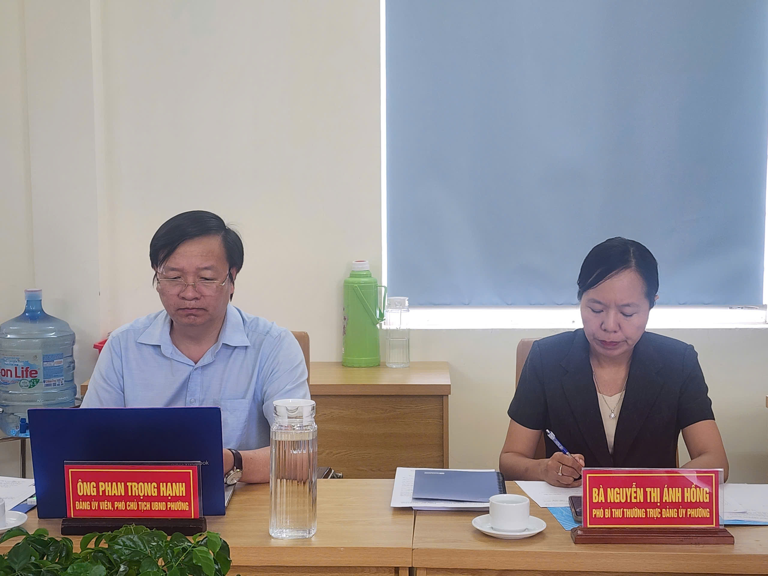 Đồng chí Nguyễn Thị Ánh Hồng, Phó Bí thư Thường trực Đảng ủy phường và đồng chí Phan Trọng Hạnh, Phó Chủ tịch Ủy ban nhân dân phường