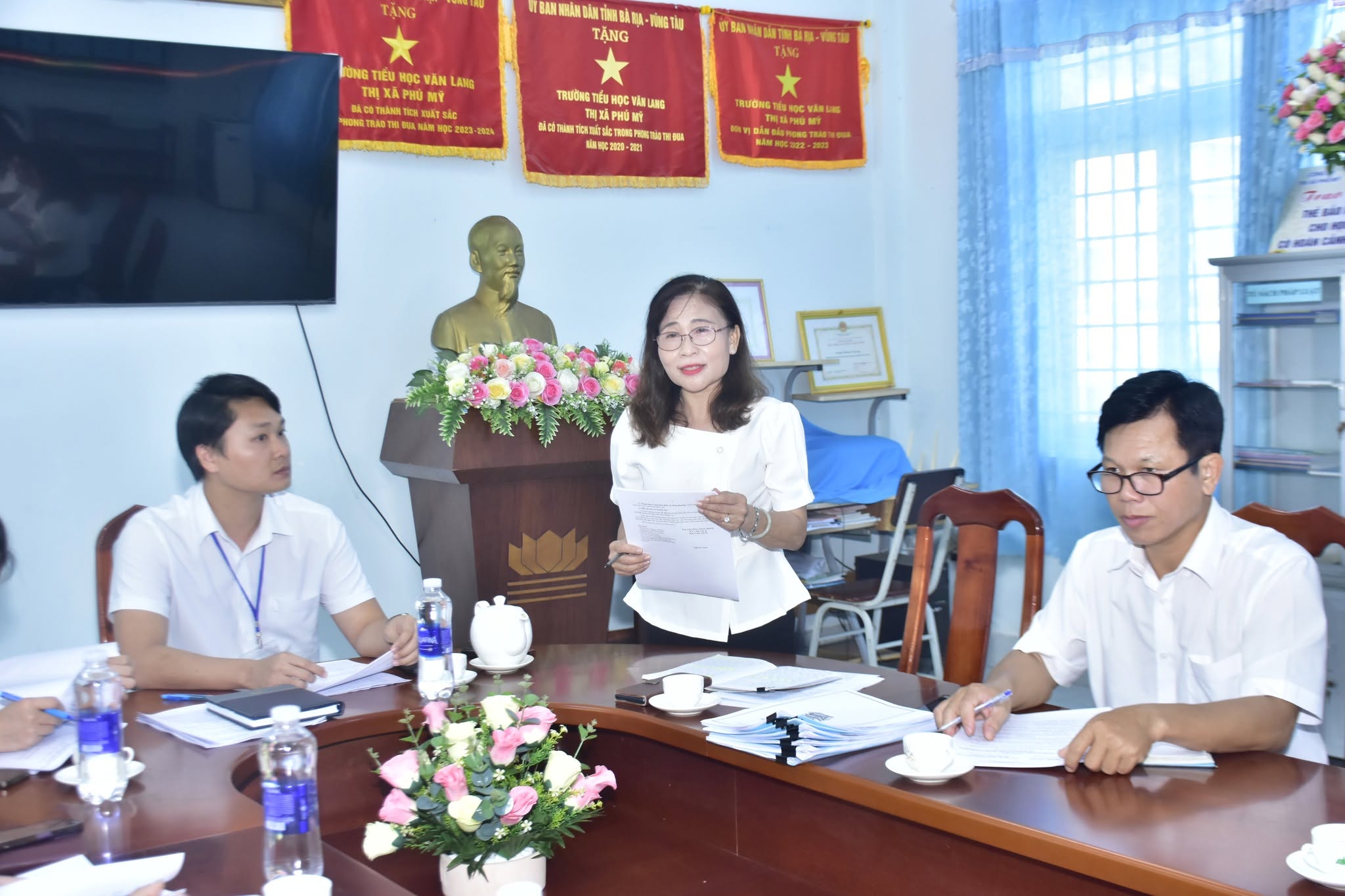 Đại diện Trường TH Văn Lang báo cáo công tác chuẩn bị năm học mới
