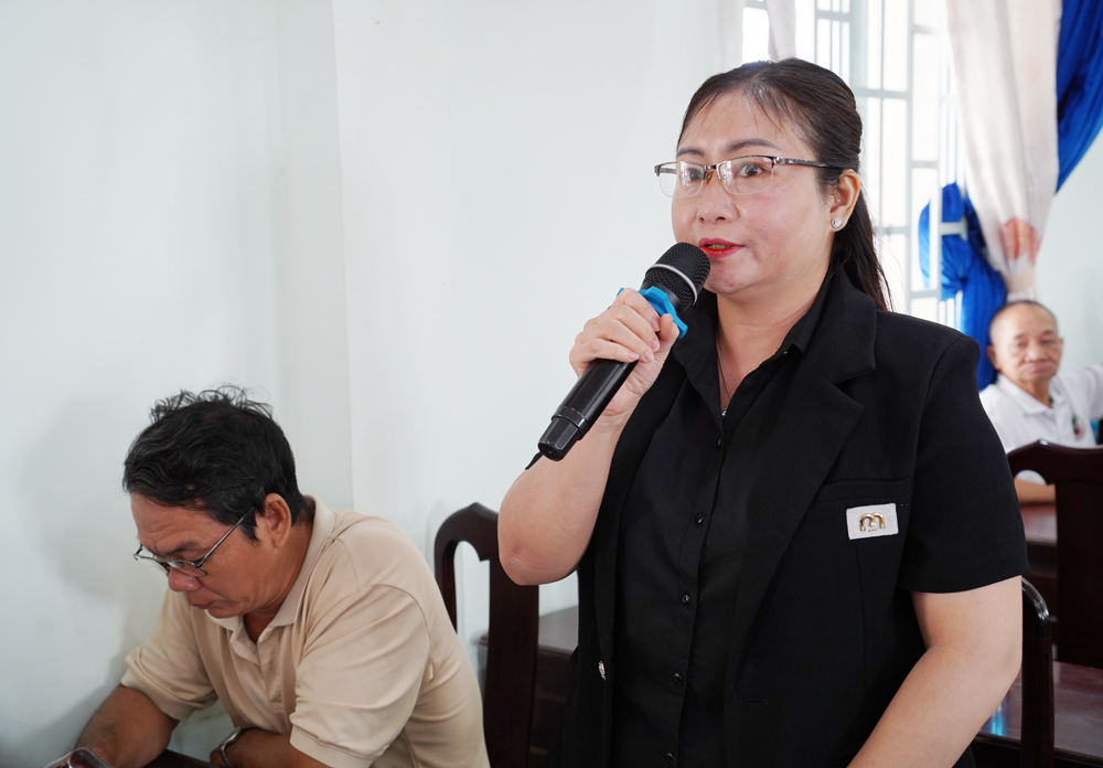 Cử tri phát biểu ý kiến tại hội nghị