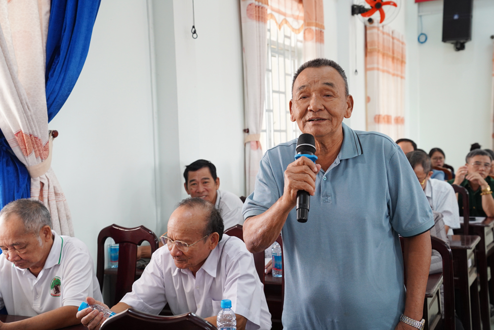 Cử tri phát biểu ý kiến tại hội nghị