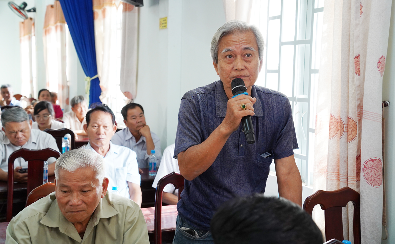 Cử tri phát biểu ý kiến tại hội nghị