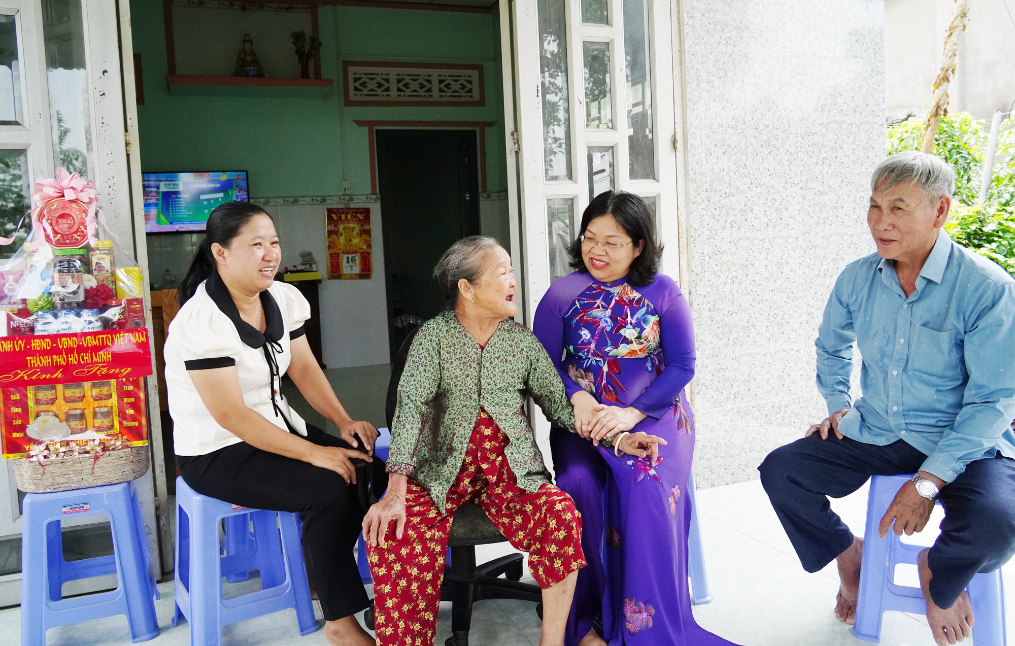 tặng quà gia đình chính sách tiêu biểu Tân Hiệp