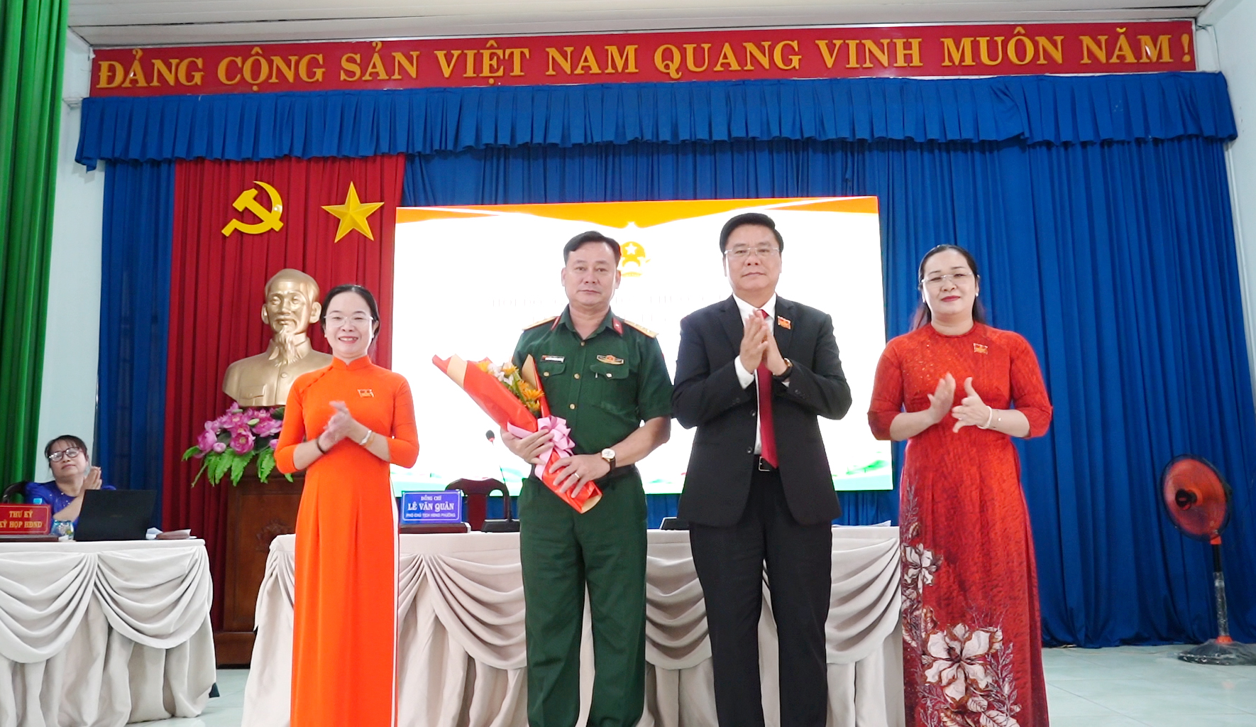 tang hoa chuc mung