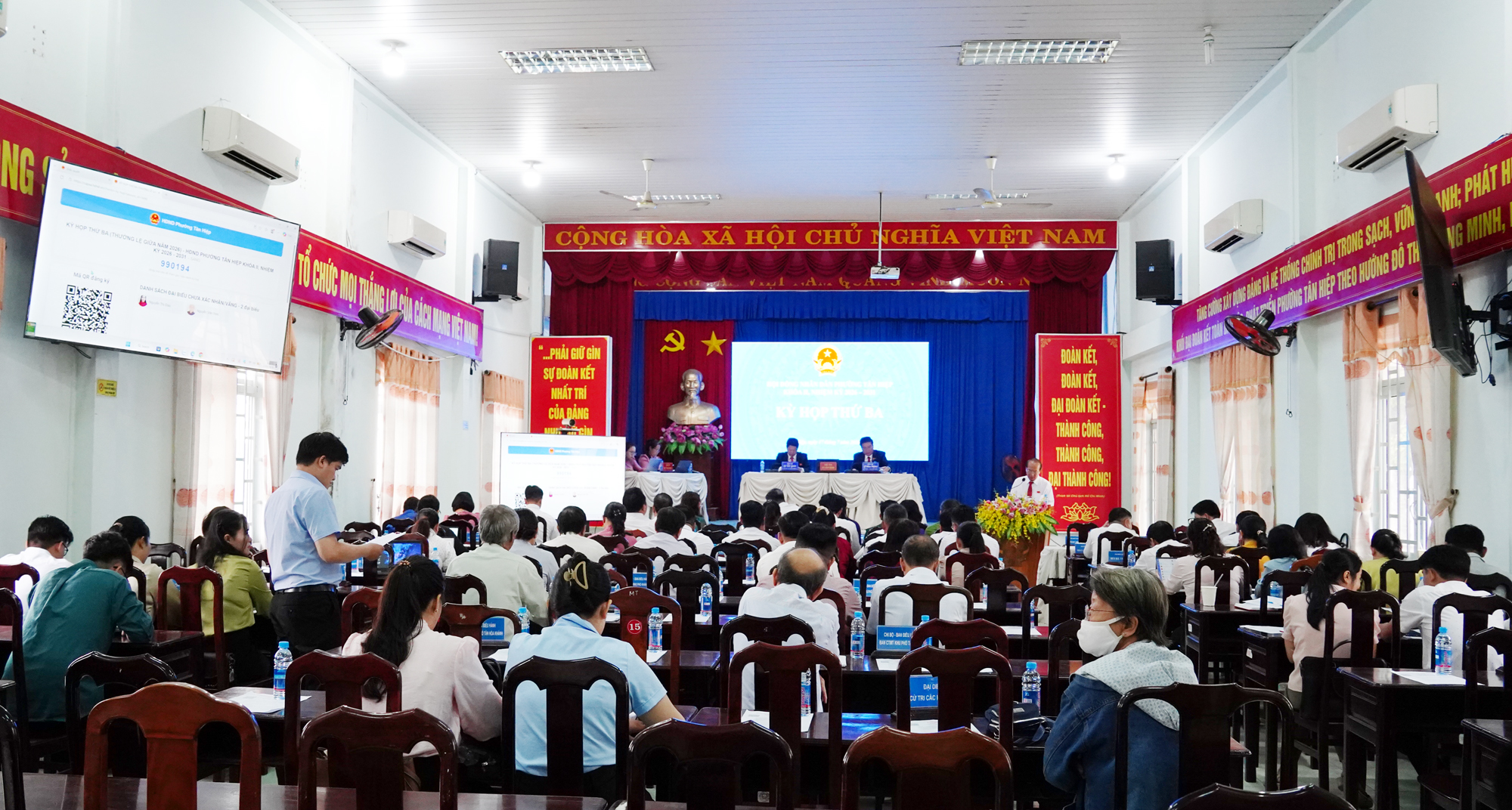 phiên chất vấn và trả lời chất vấn trực diện, đi sâu vào những vấn đề thực tiễn đang đặt ra tại địa phương