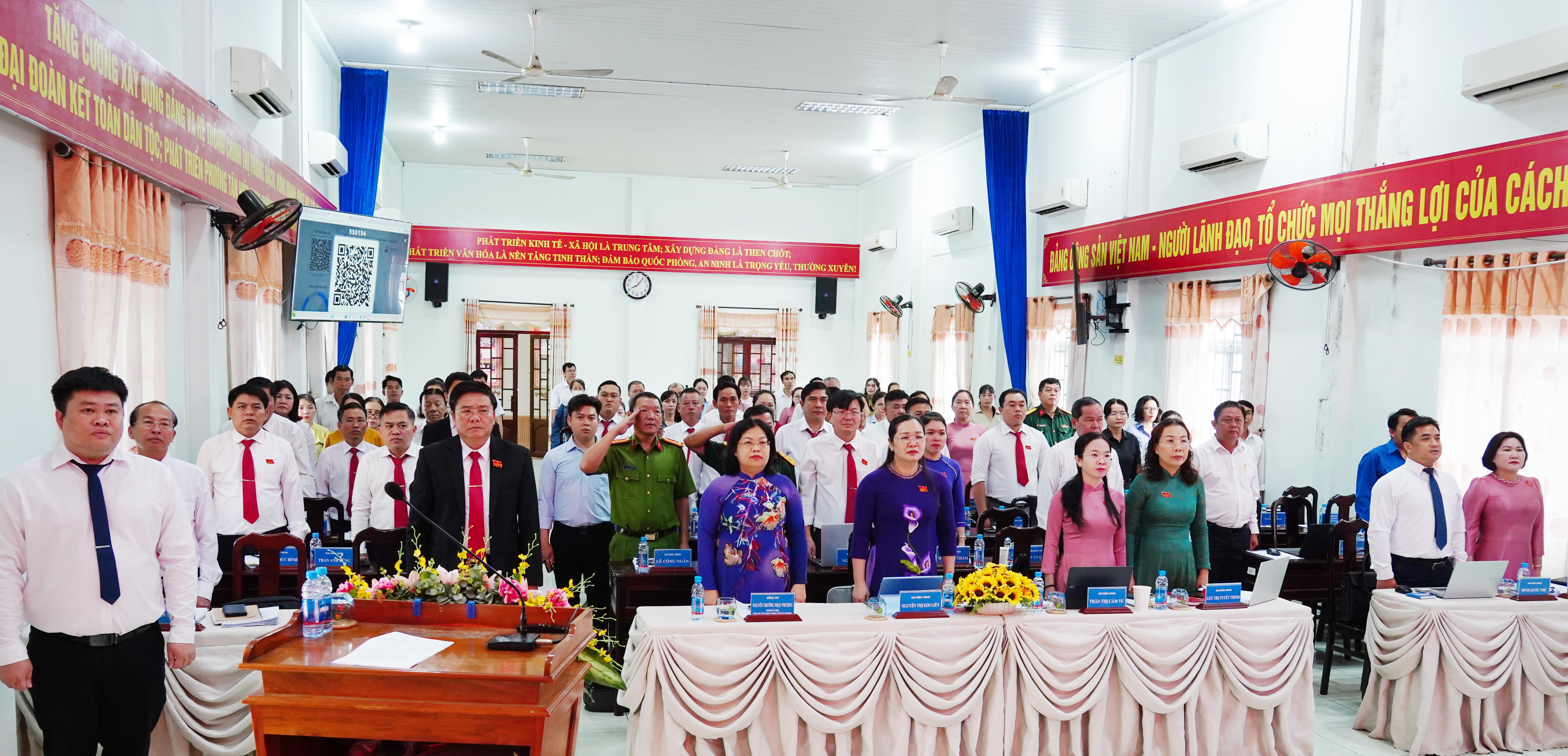Các đại biểu thực hiện nghi lễ chào cờ