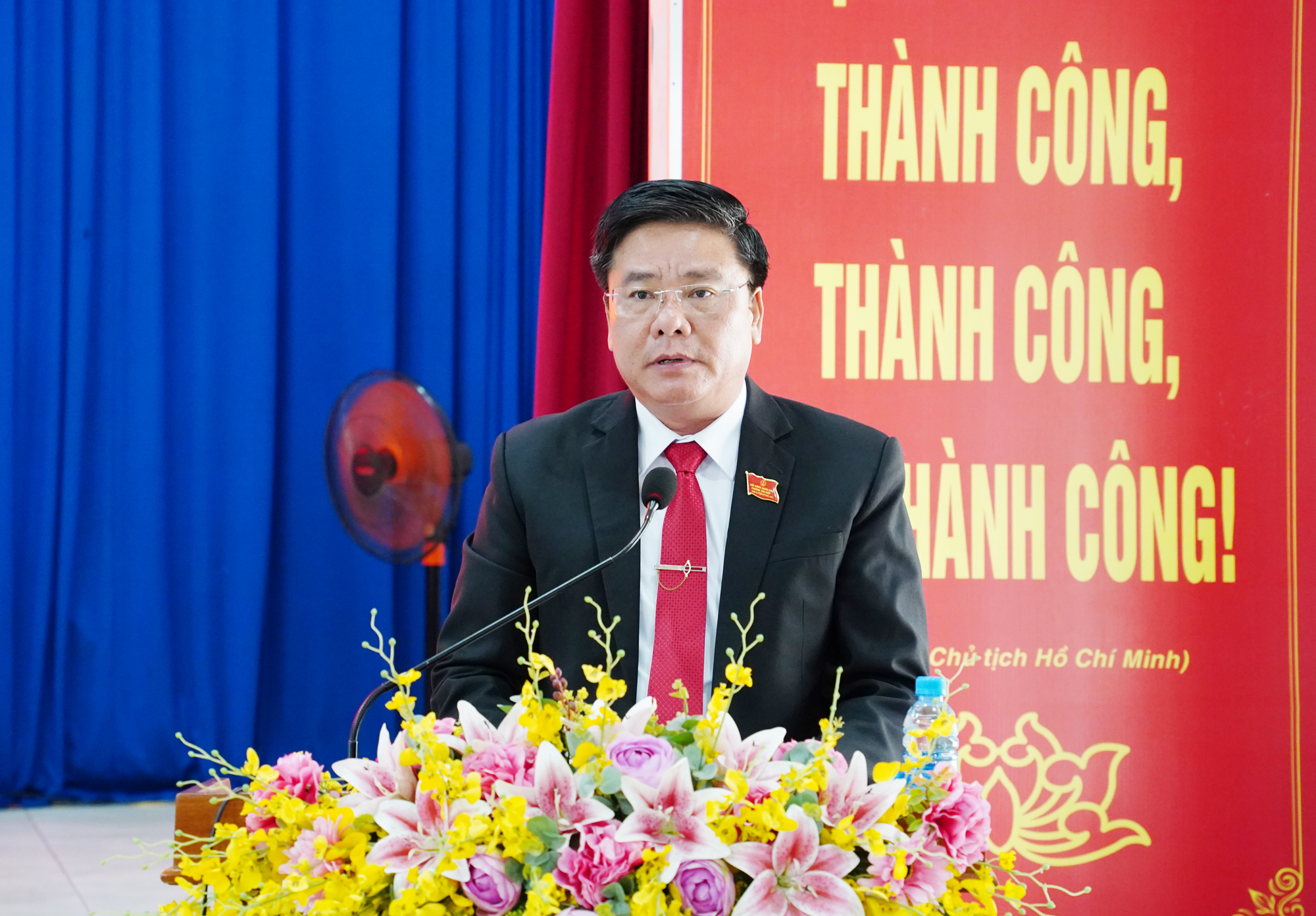 Phát biểu khai mạc, ông Lý Ngọc Phong - Bí thư Đảng ủy, Chủ tịch HĐND phường nhấn mạnh, kỳ họp thứ ba là kỳ họp thường lệ giữa năm đầu tiên của HĐND khóa II. Sự kiện diễn ra trong bối cảnh toàn phường đang tập trung triển khai Nghị quyết Đại hội Đảng các cấp, đặt nền móng cho giai đoạn phát triển mới. Kỳ họp không chỉ đánh giá kết quả phát triển kinh tế - xã hội, quốc phòng - an ninh 6 tháng đầu năm mà còn xem xét, quyết định nhiều nội dung quan trọng thuộc thẩm quyền để tạo đà thắng lợi cho cả năm 2026.