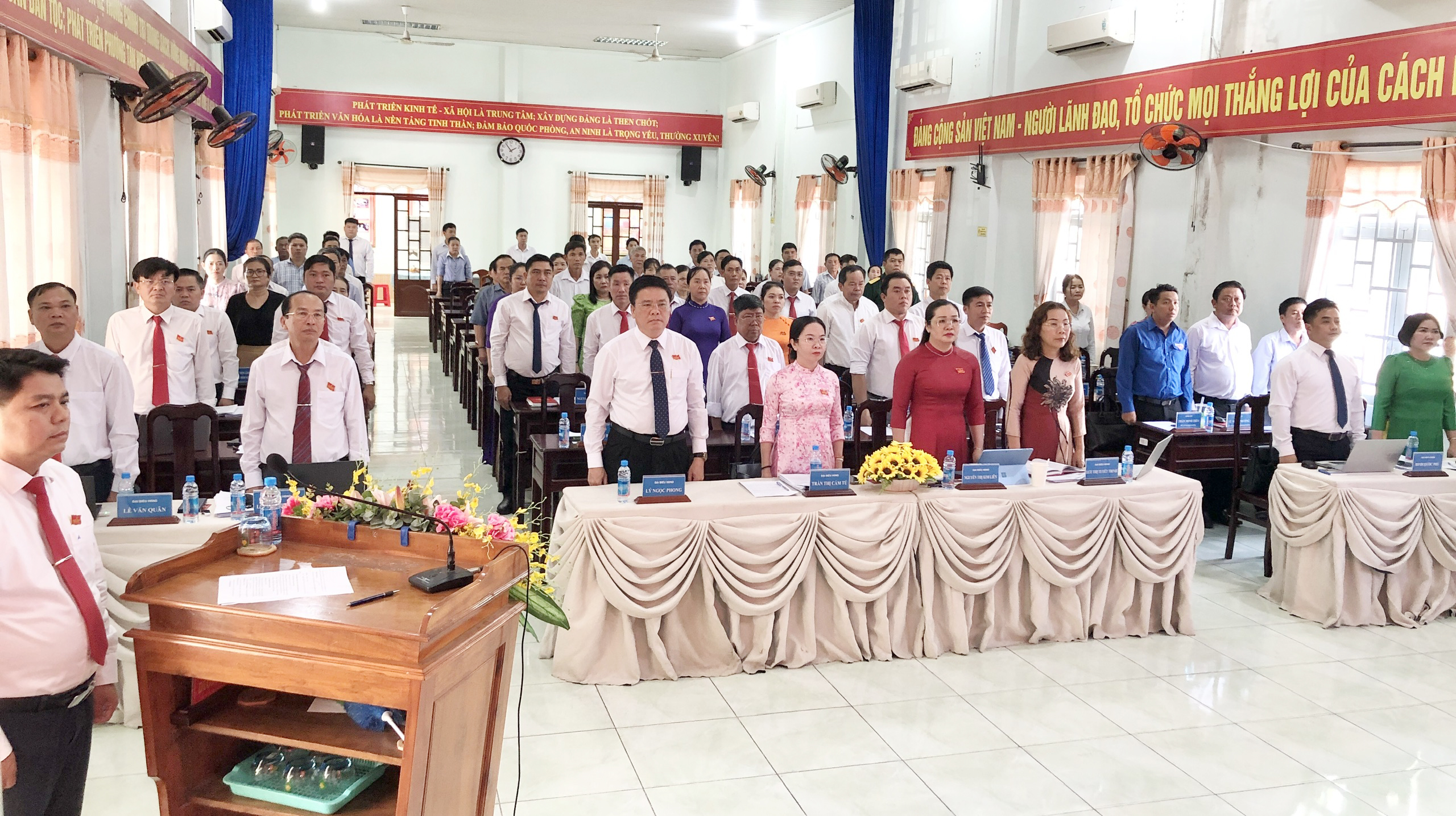 Các đại biểu thực hiện nghi lễ chào cờ tại Kỳ họp thứ hai (Kỳ họp chuyên đề)