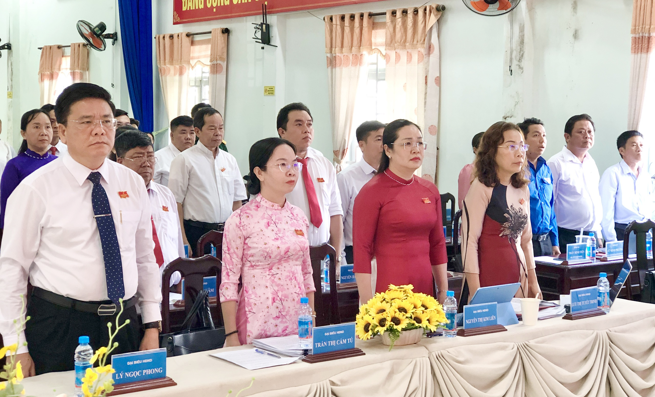 Các đại biểu thực hiện nghi lễ chào cờ tại Kỳ họp thứ hai (Kỳ họp chuyên đề)