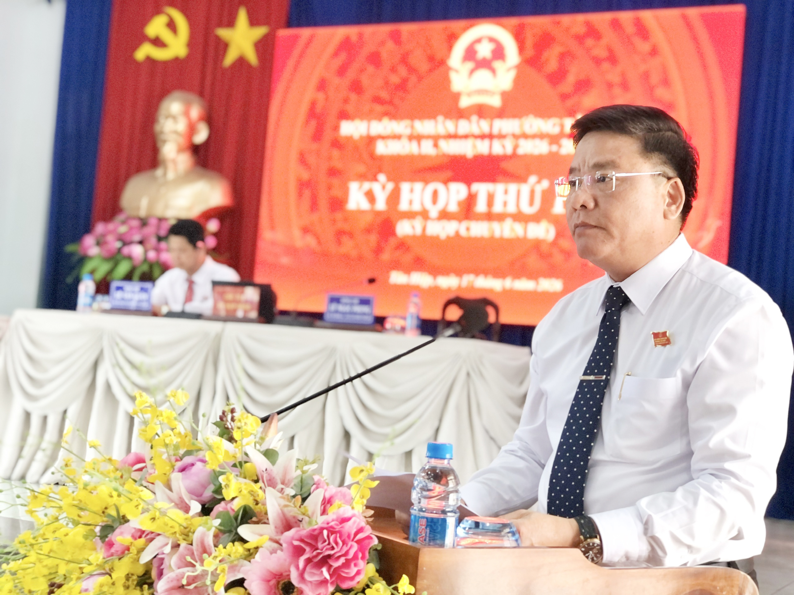 Ông Lý Ngọc Phong - Bí thư Đảng ủy, Chủ tịch HĐND phường Tân Hiệp phát biểu khai mạc Kỳ họp thứ hai (Kỳ họp chuyên đề) HĐND phường Tân Hiệp khóa II, nhiệm kỳ 2026 - 2031