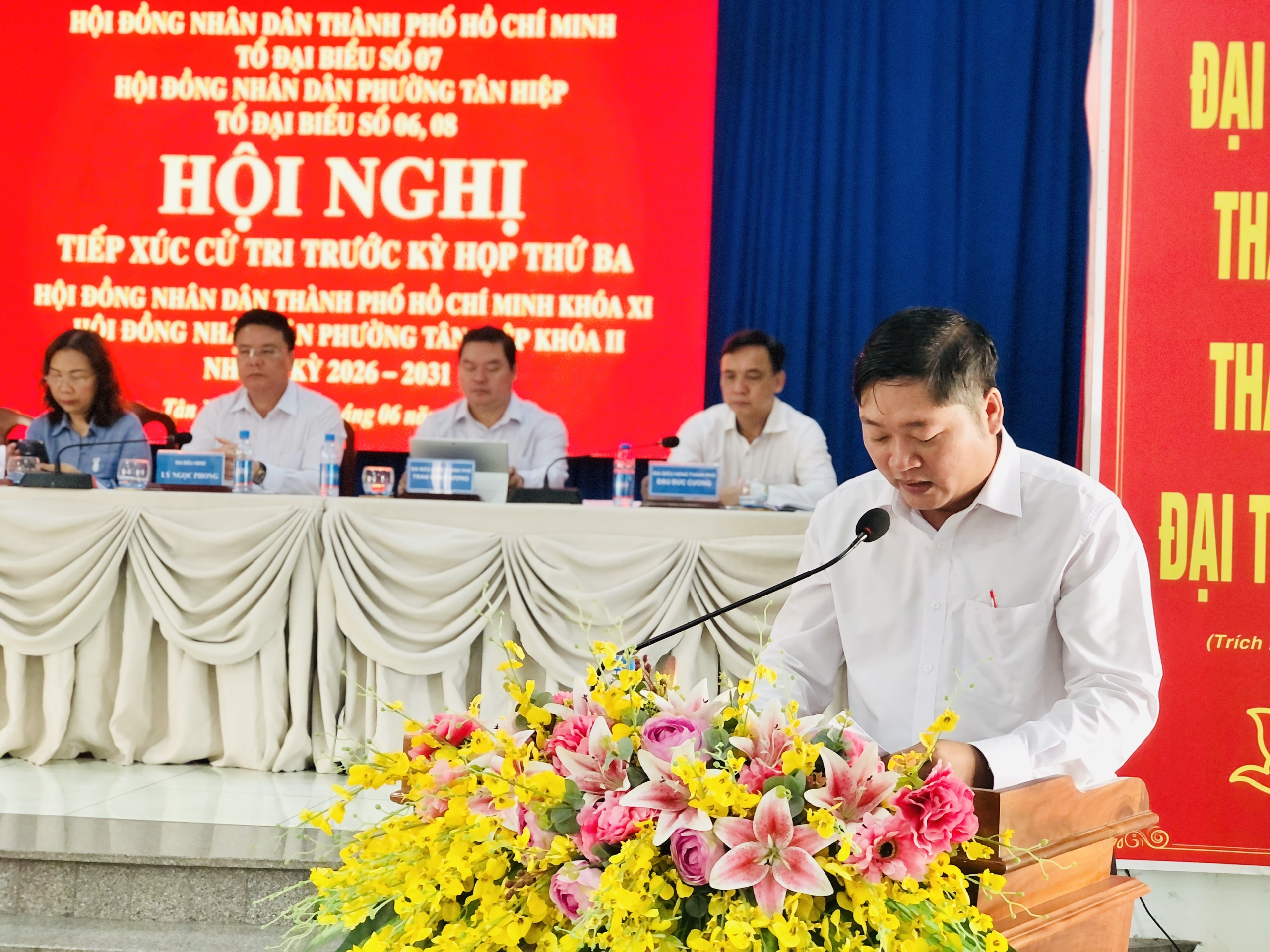 Ông Trương Văn Thanh Giang - Đảng ủy viên, Chánh Văn phòng Đảng ủy (đại diện Tổ Đại biểu HĐND phường Tân Hiệp) phát biểu tại hội nghị