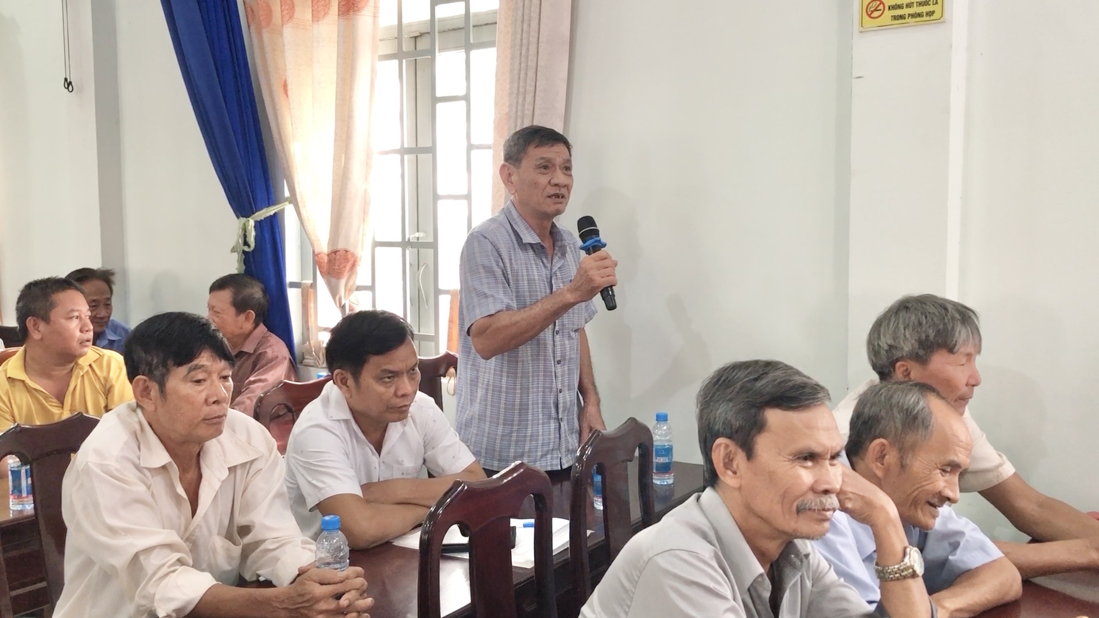 Cử tri phường Tân Hiệp phát biểu tại buổi tiếp xúc