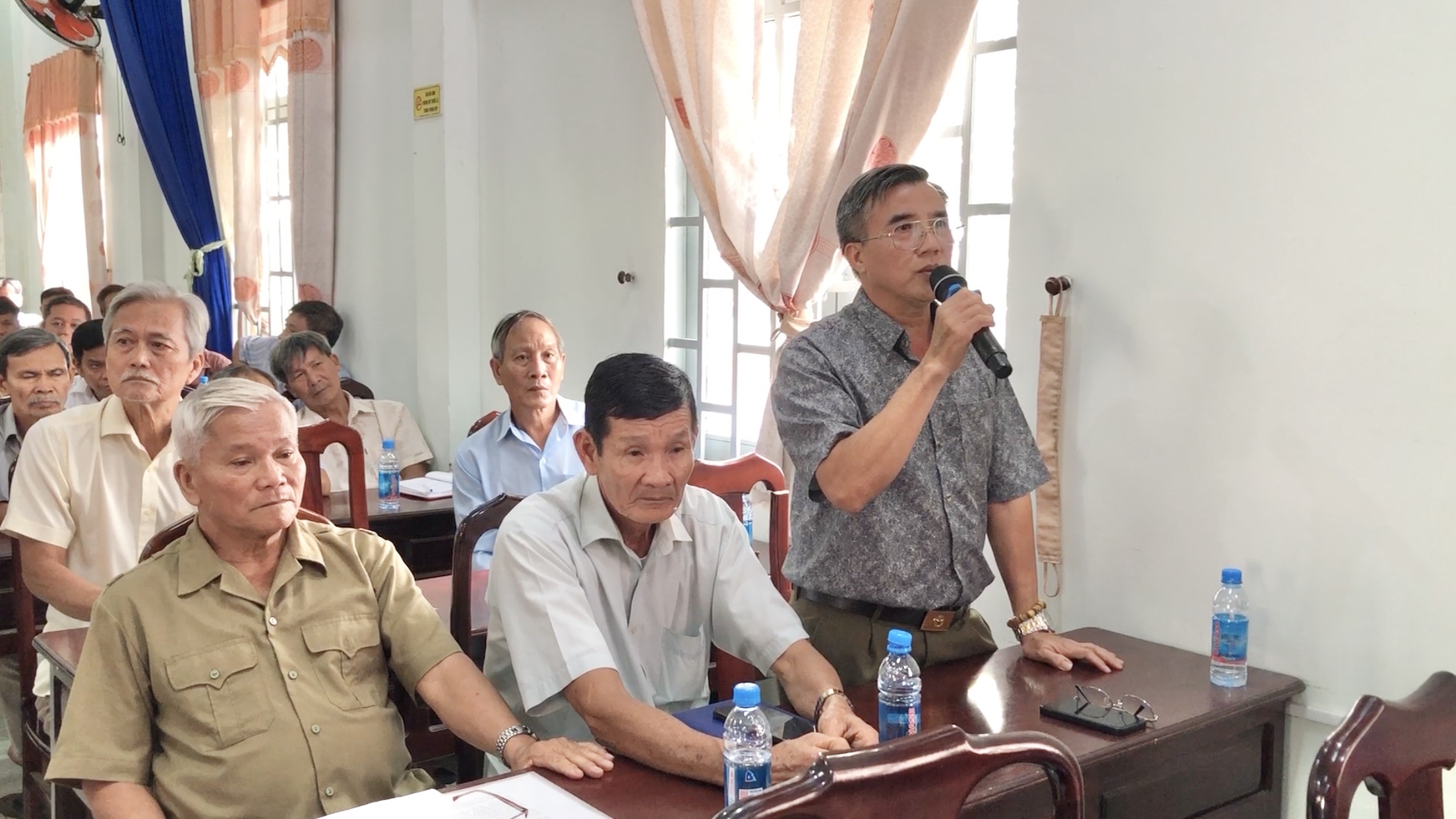 Cử tri phường Tân Hiệp phát biểu tại buổi tiếp xúc