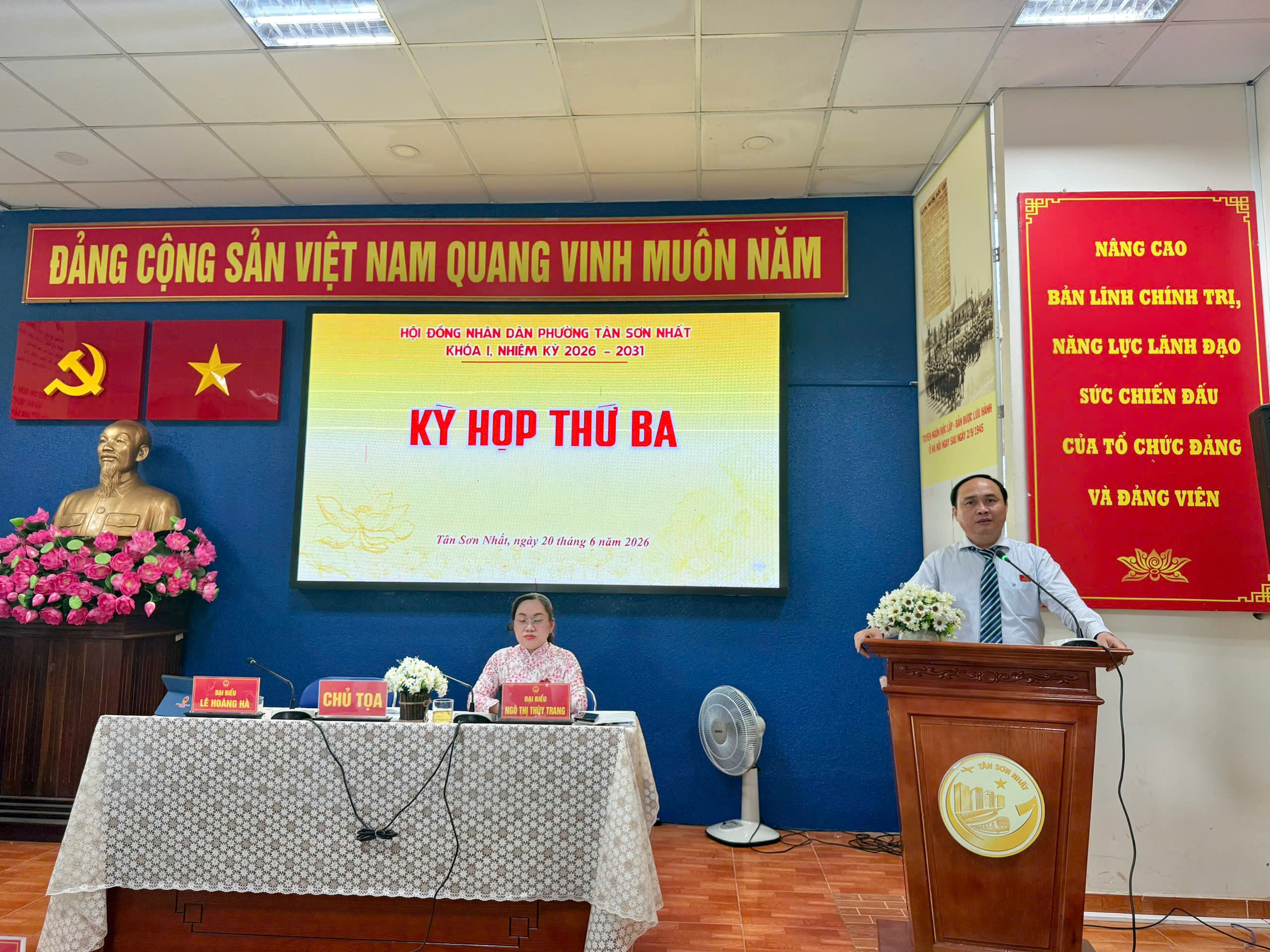 Đồng chí Lê Hoàng Hà - Bí thư Đảng ủy, Chủ tịch HĐND phường phát biểu khai mạc Kỳ họp thứ ba (Kỳ họp thường lệ) khóa I, nhiệm kỳ 2026 – 2031