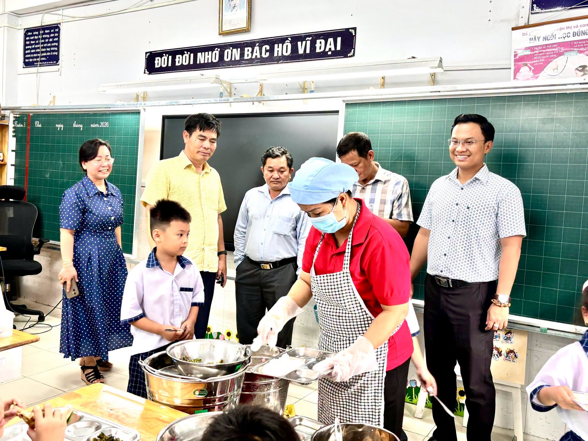 BAN VĂN HÓA - XÃ HỘI HĐND PHƯỜNG TÂN THUẬN GIÁM SÁT CÔNG TÁC BẢO ĐẢM AN TOÀN THỰC PHẨM TRONG TỔ CHỨC BỮA ĂN BÁN TRÚ TẠI CÁC TRƯỜNG HỌC TRÊN ĐỊ BÀN NĂM HỌC 2026 - 2027