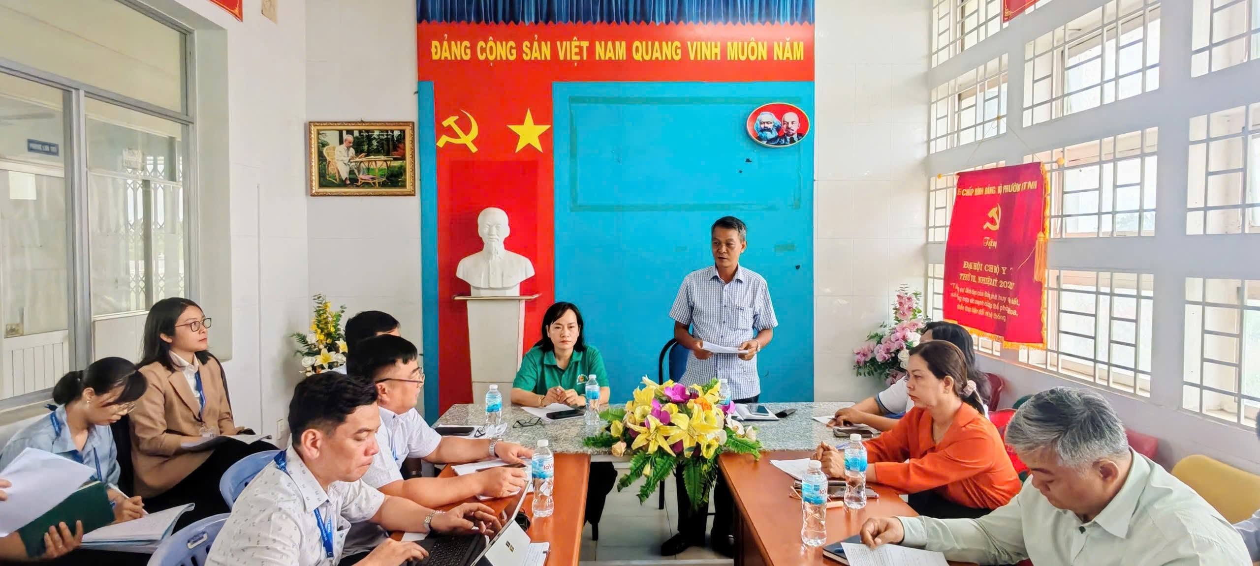 Đoàn giám sát của Thường trực Hội đồng nhân dân phường Thuận An khảo sát kết quả thực hiện chương trình khám sức khỏe toàn dân