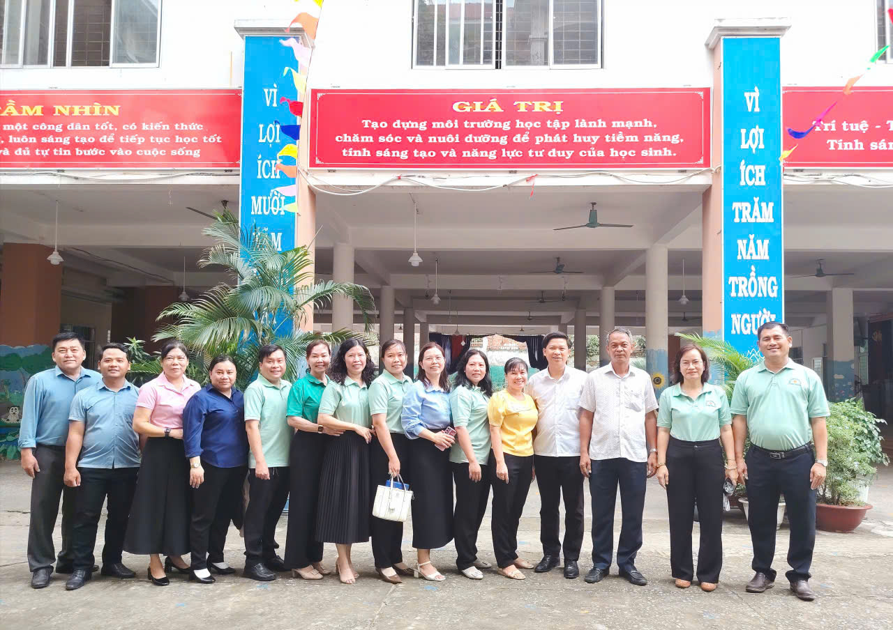 Đoàn giám sát của Thường trực Hội đồng nhân dân phường Thuận An thực hiện khảo sát công tác chuẩn bị khai giảng năm học 2026-2027