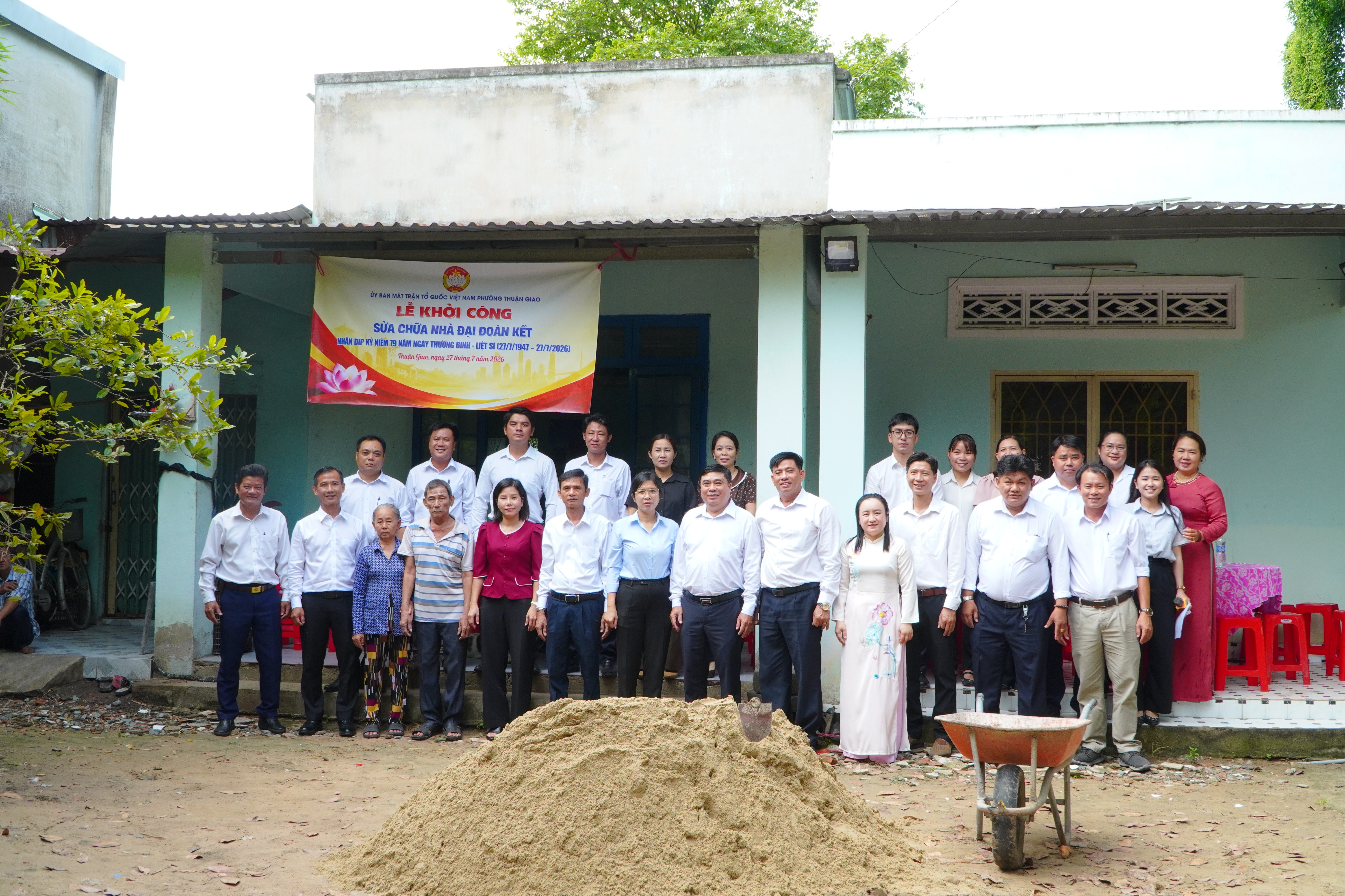 THUẬN GIAO KHỞI CÔNG SỬA CHỮA NHÀ ĐẠI ĐOÀN KẾT CHO HỘ KHÓ KHĂN