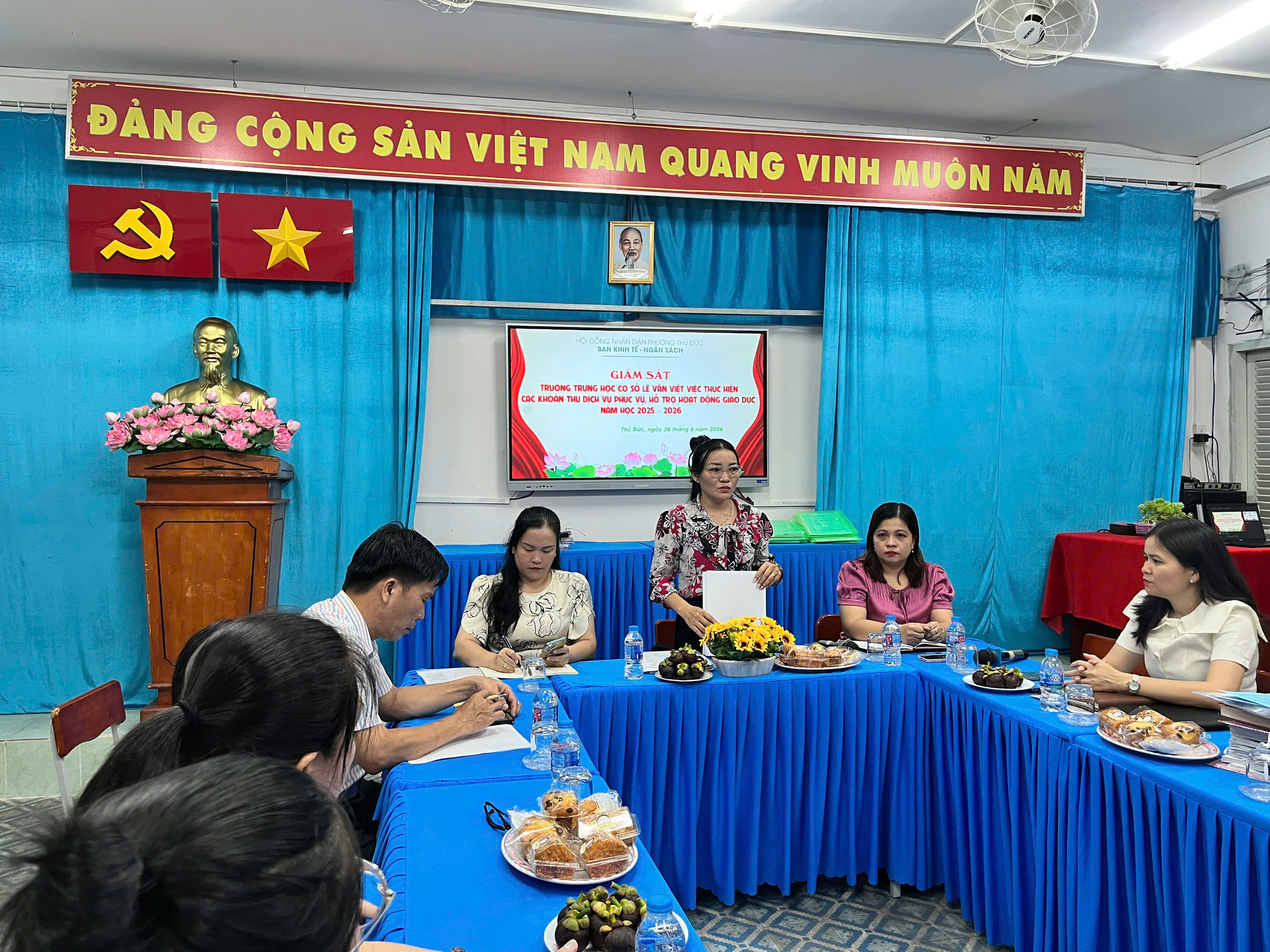 Giám sát các khoản thu dịch vụ và hỗ trợ giáo dục tại Trường THCS Lê Văn Việt