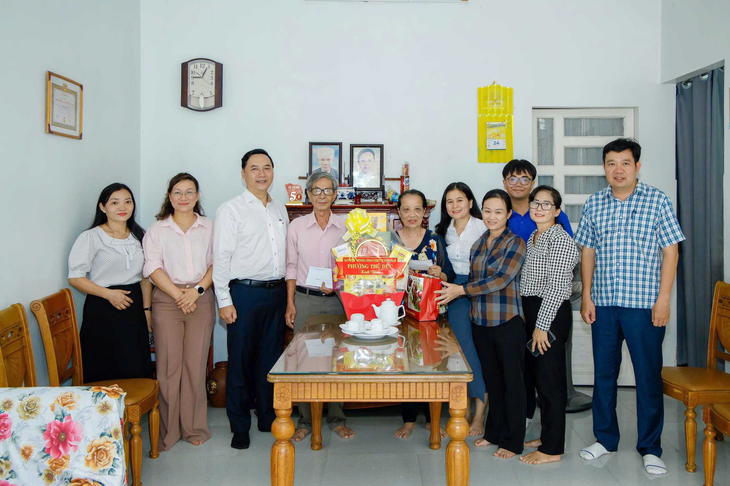 ĐOÀN CÔNG TÁC DO ĐỒNG CHÍ MAI HỮU QUYẾT LÀM TRƯỞNG ĐOÀN ĐẾN THĂM, TẶNG QUÀ CÁC GIA ĐÌNH CHÍNH SÁCH NHÂN NGÀY 27/7
